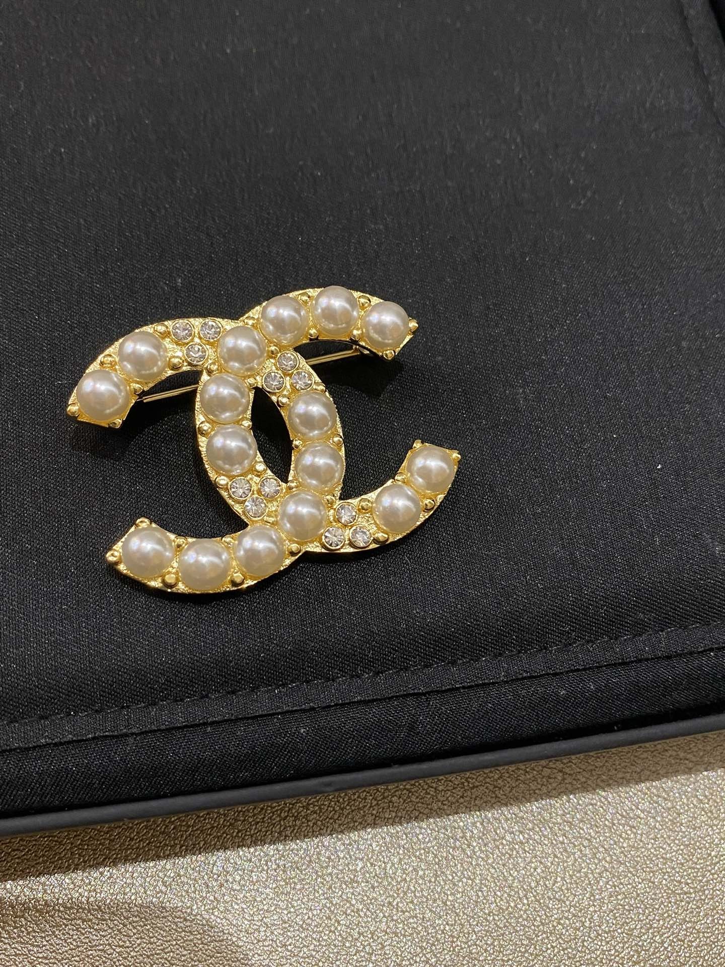 [CHANEL-샤넬] 샤넬 로고 펄 브로피