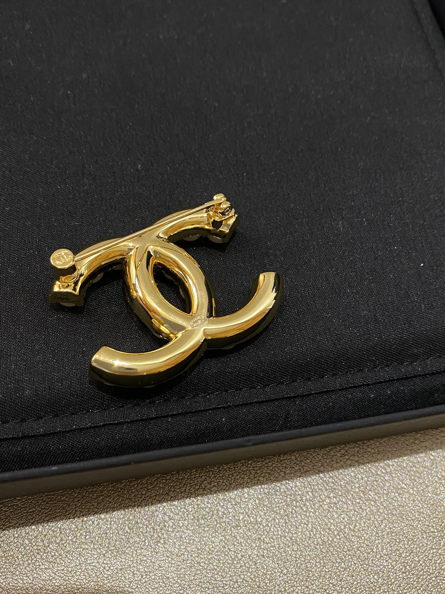 [CHANEL-샤넬] 샤넬 로고 펄 브로피