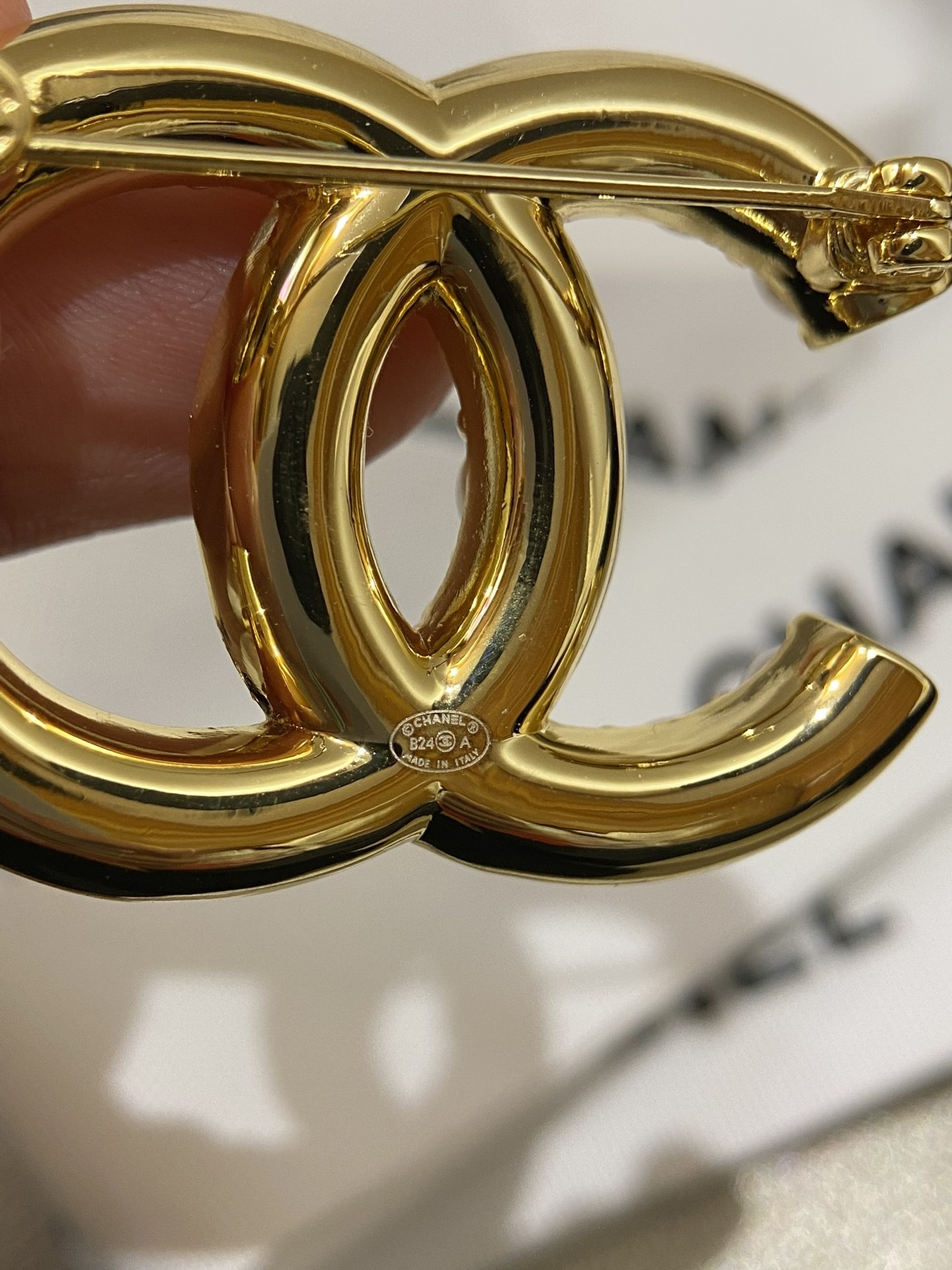 [CHANEL-샤넬] 샤넬 로고 펄 브로피