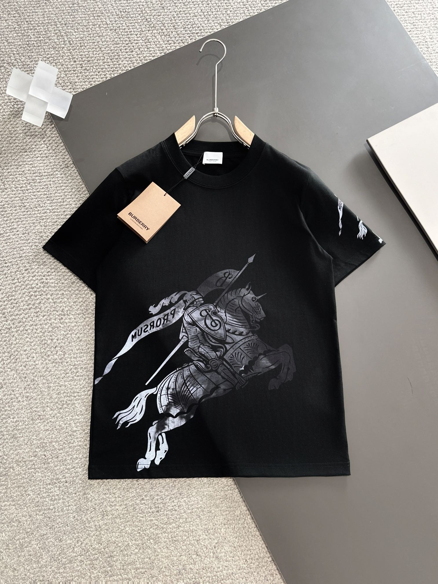 [BURBERRY-버버리] 버버리 프린트 반팔 티셔츠 블랙