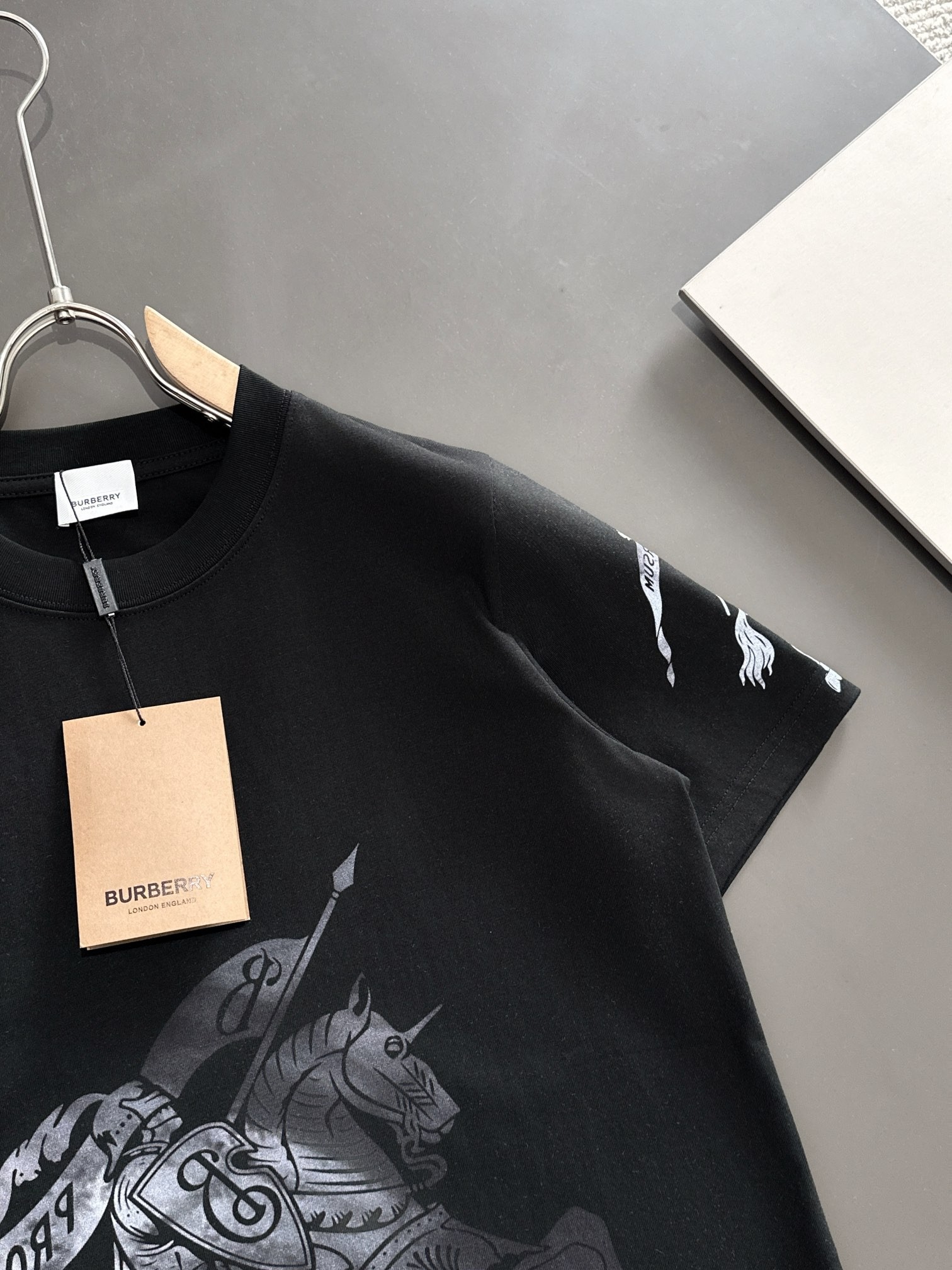 [BURBERRY-버버리] 버버리 프린트 반팔 티셔츠 블랙