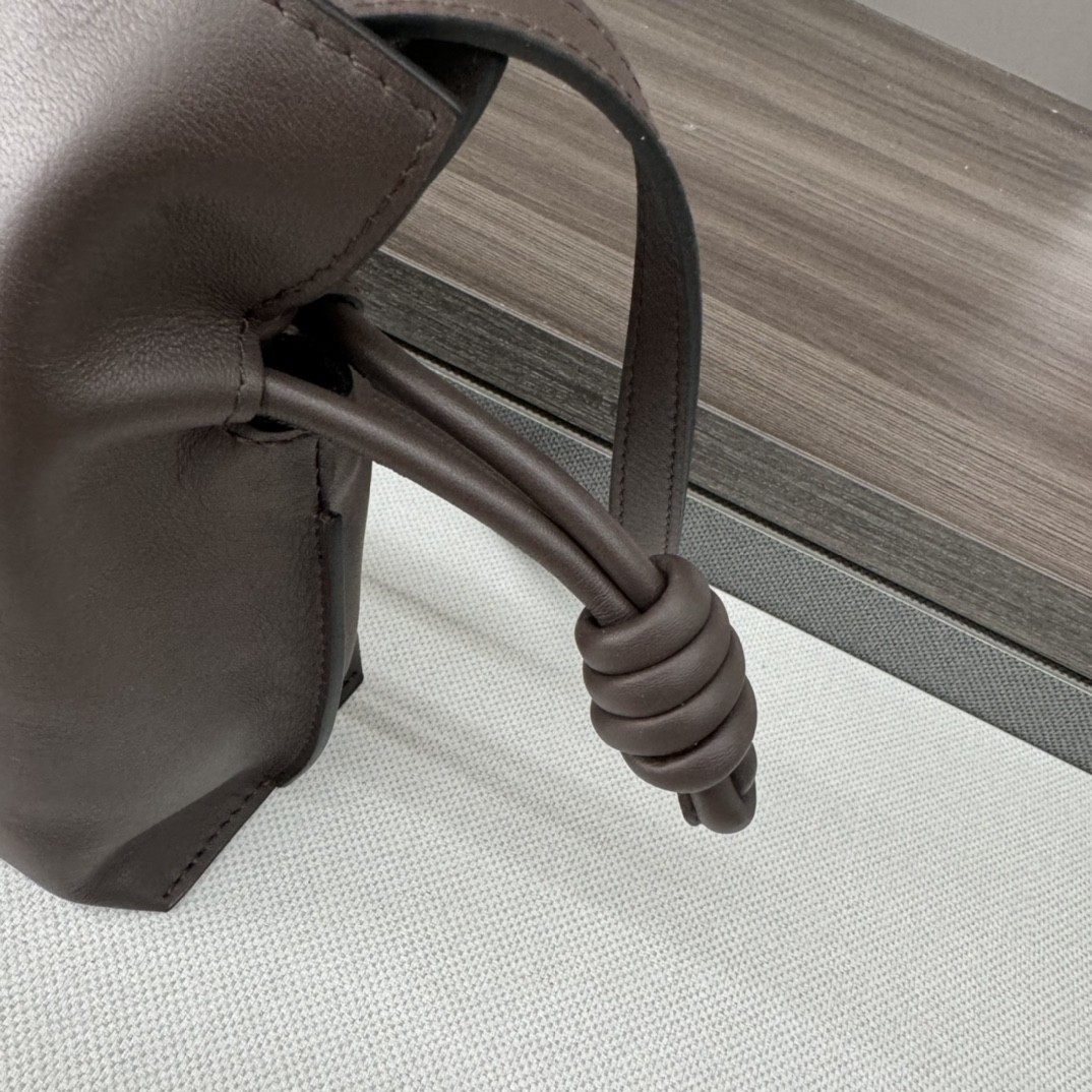 [LOEWE-로에베] 로에베 플라멩코 클러치 인 나파 칼프스