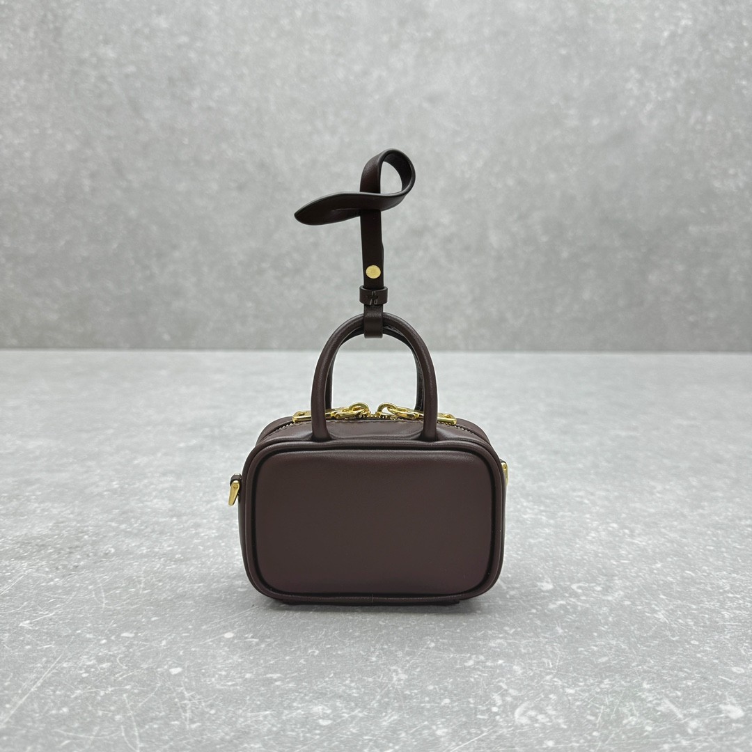 [MIU MIU-미우미우] 미우미우 레더 마이크로백