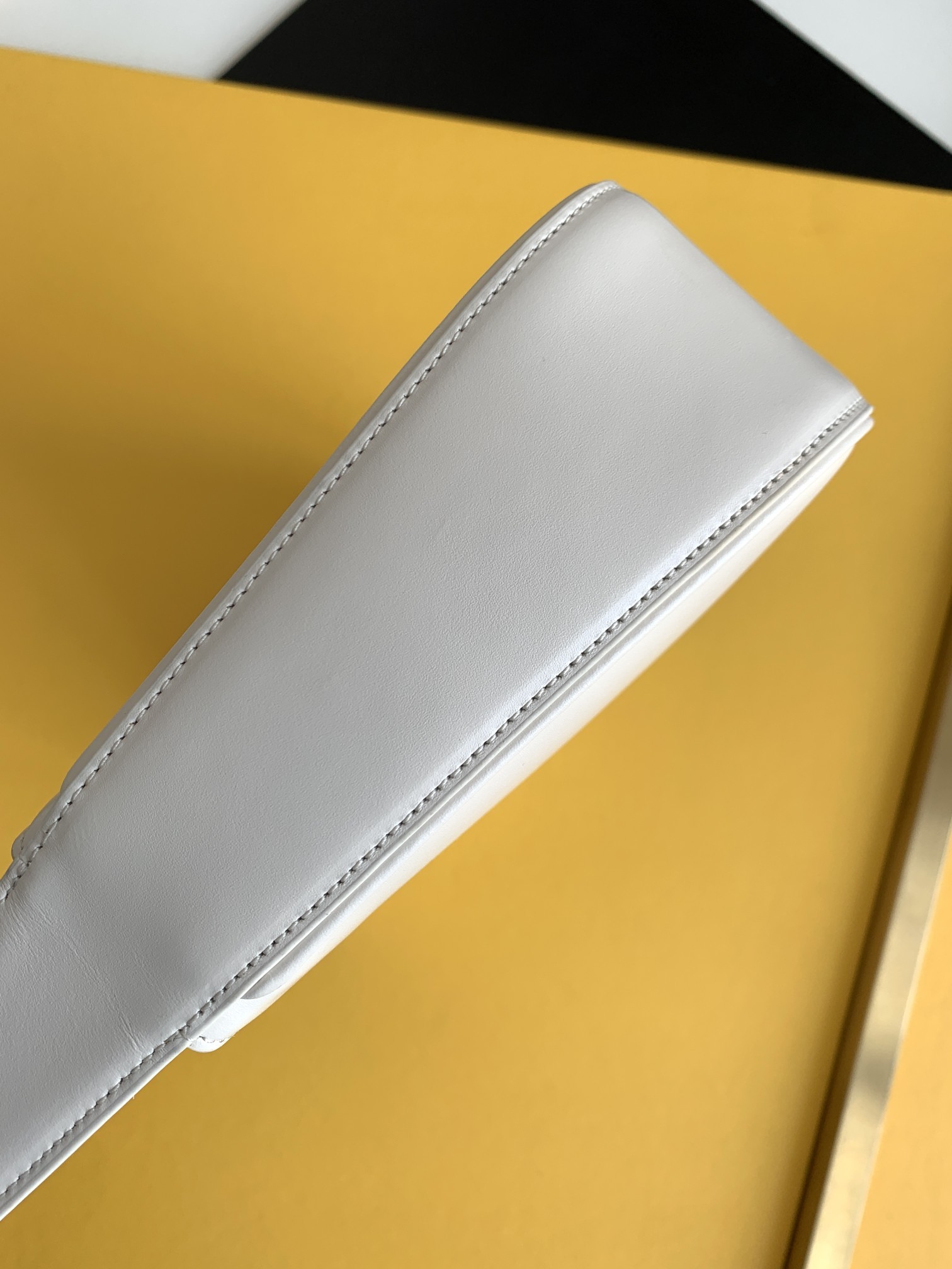 세인트로랑 스무스 레더 LE 5A7 스몰 호보백 (화이트)