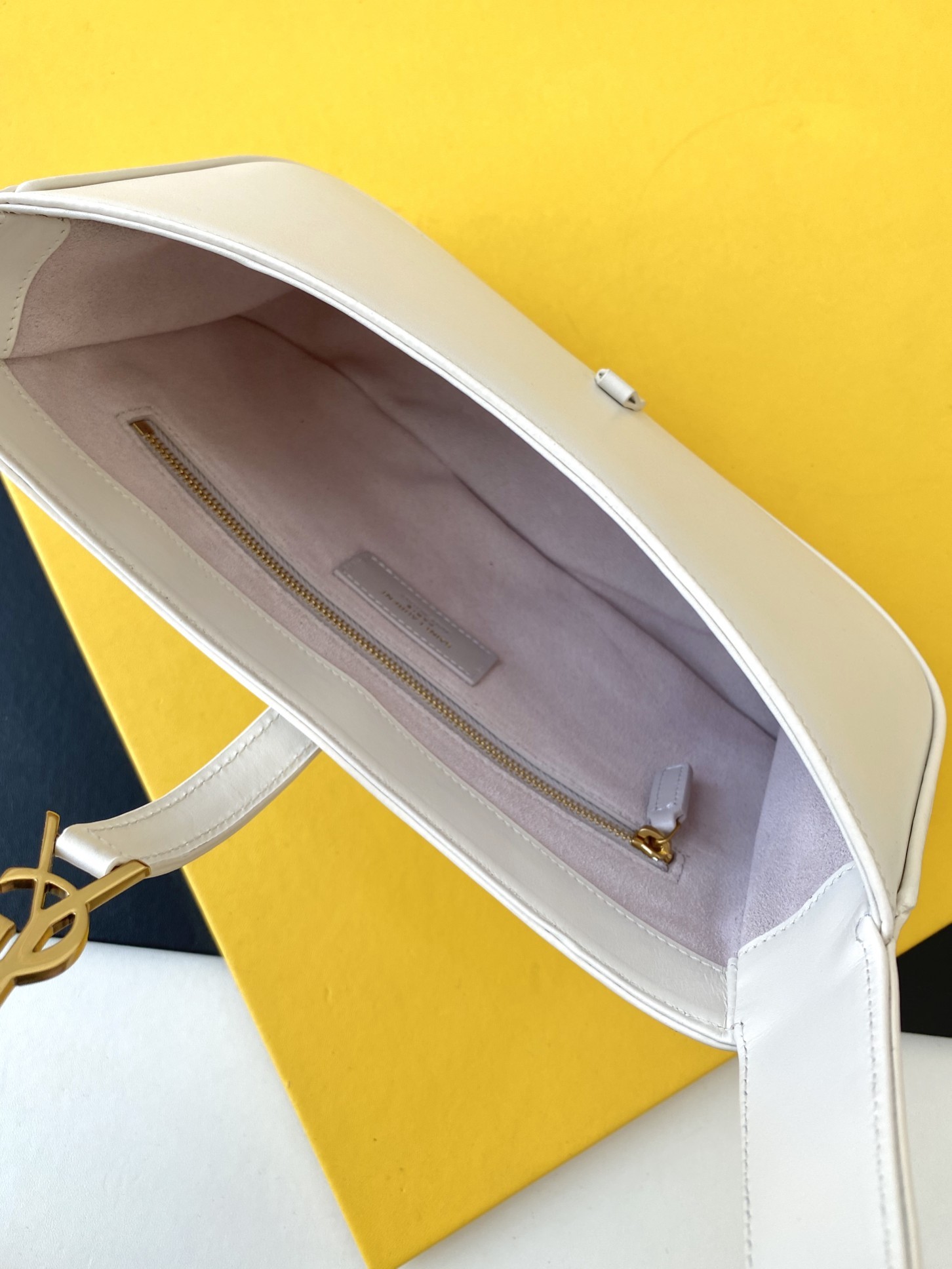 세인트로랑 스무스 레더 LE 5A7 스몰 호보백 (화이트)