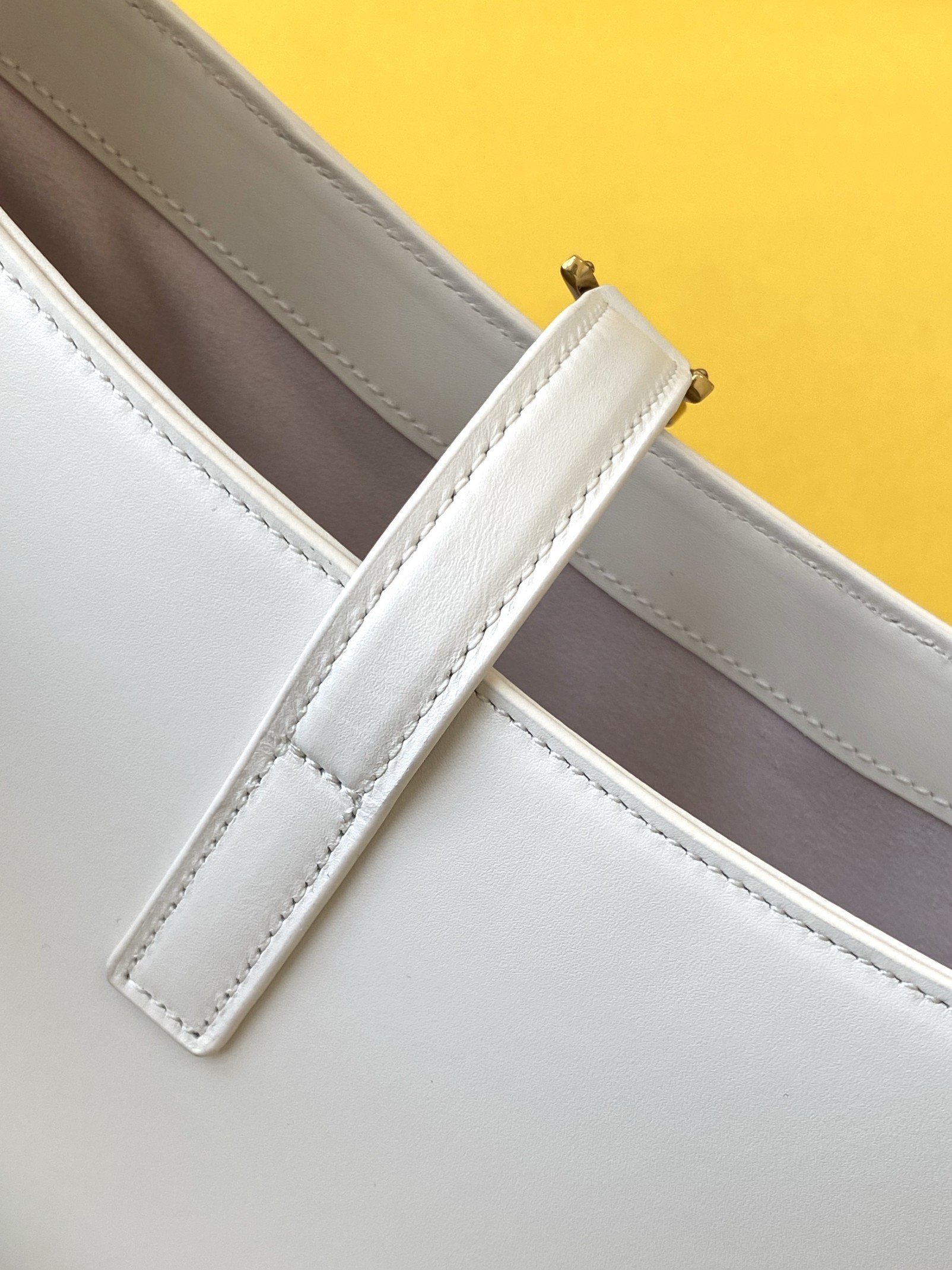 세인트로랑 스무스 레더 LE 5A7 스몰 호보백 (화이트)