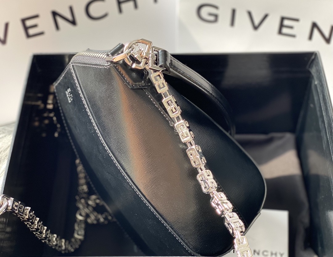 지방시 GIVENCHY Antigona Lock 체인 백