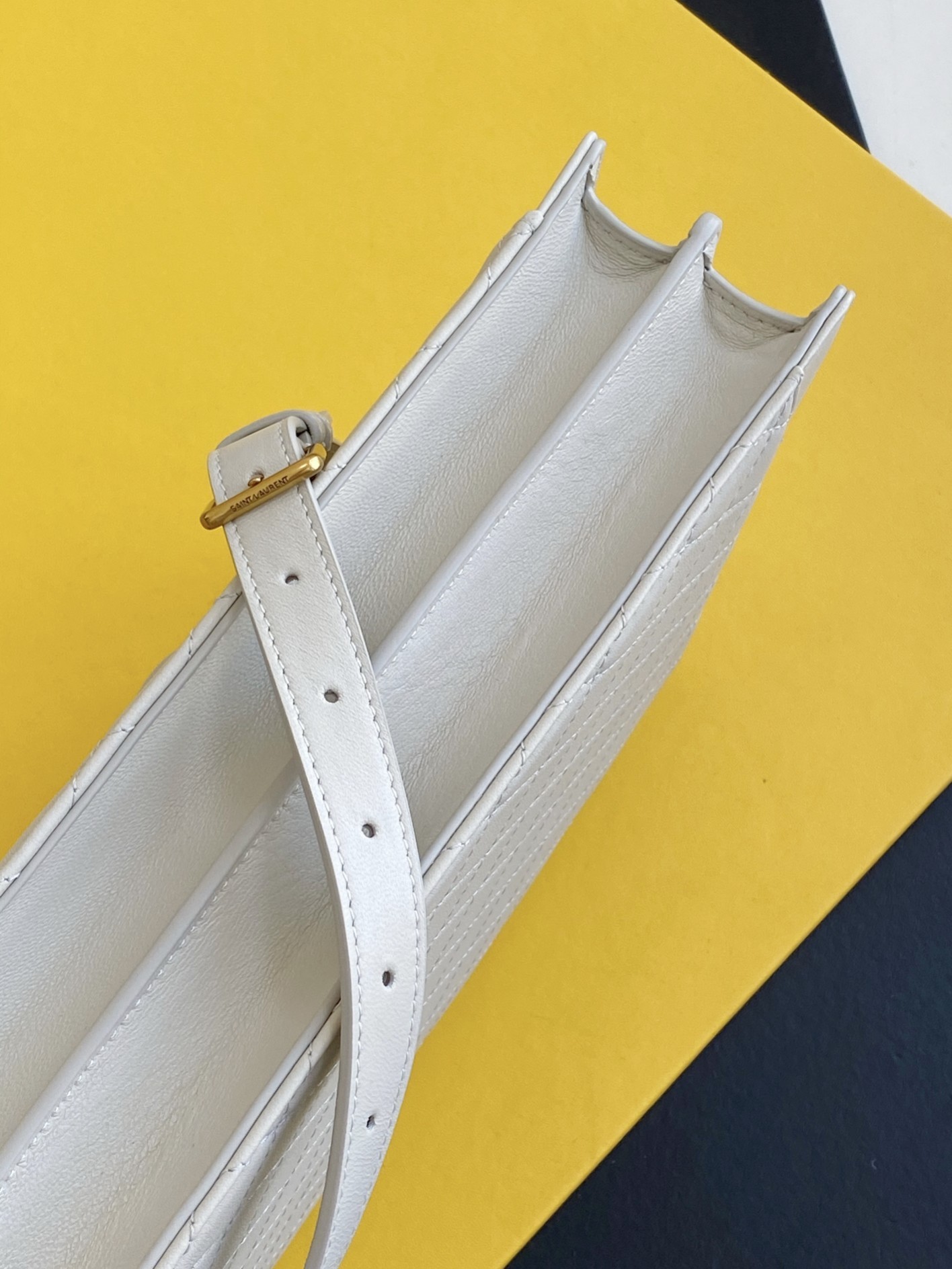 세인트로랑 빈티지 램스킨 가비 사첼 숄더백 (화이트)