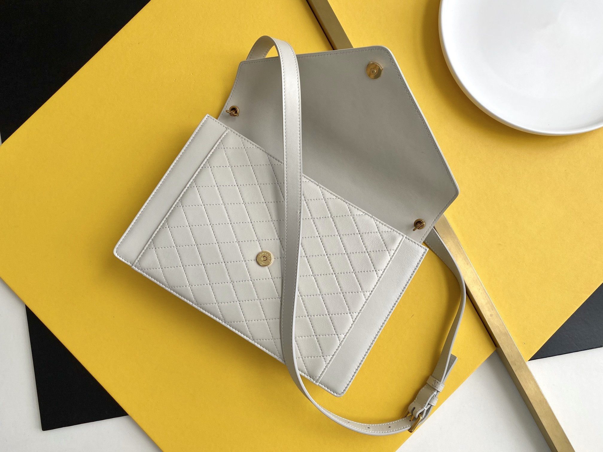 세인트로랑 빈티지 램스킨 가비 사첼 숄더백 (화이트)