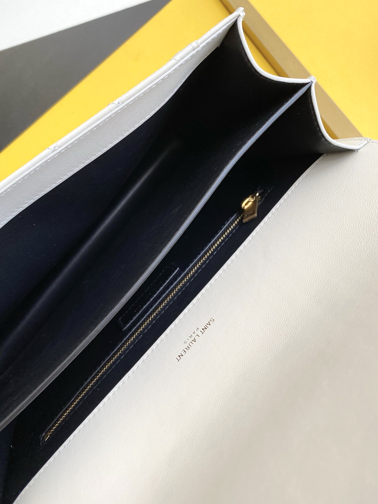 세인트로랑 빈티지 램스킨 가비 사첼 숄더백 (화이트)