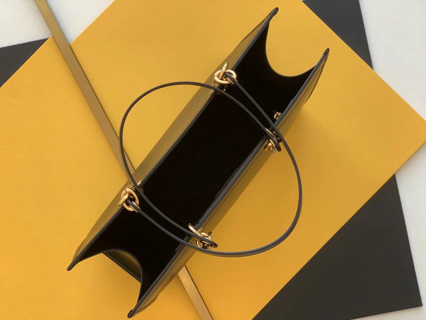 세인트로랑 르 메일론 라지 토트백 (블랙)