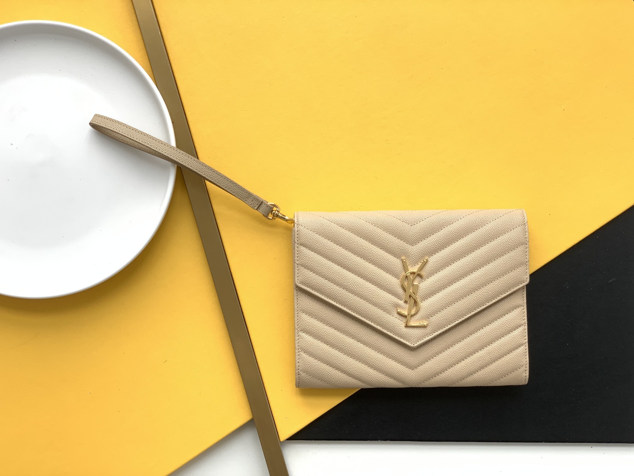 세인트로랑 모노그램 엔벨로프 클러치백 베이지 금장 (21cm)