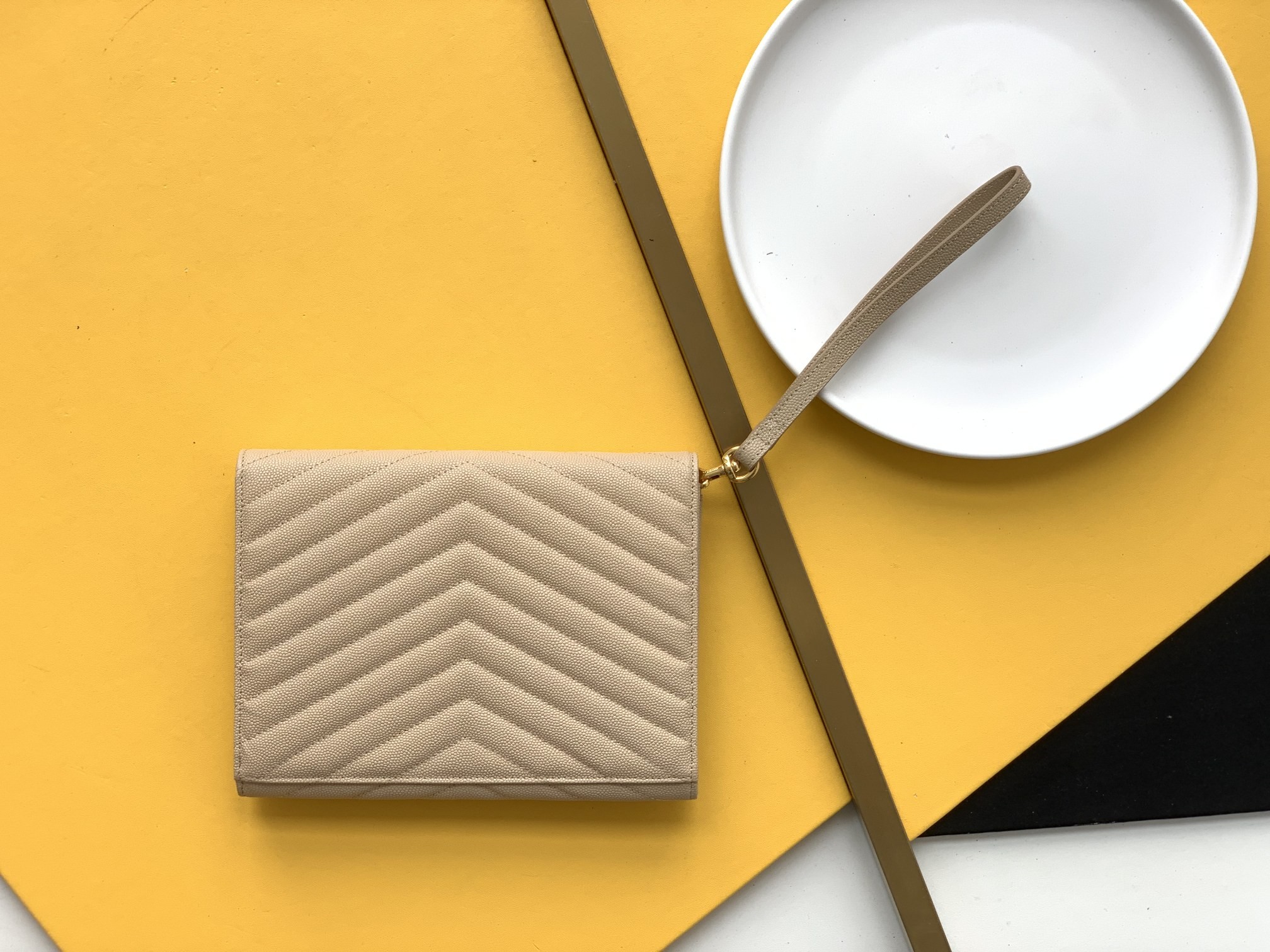 세인트로랑 모노그램 엔벨로프 클러치백 베이지 금장 (21cm)