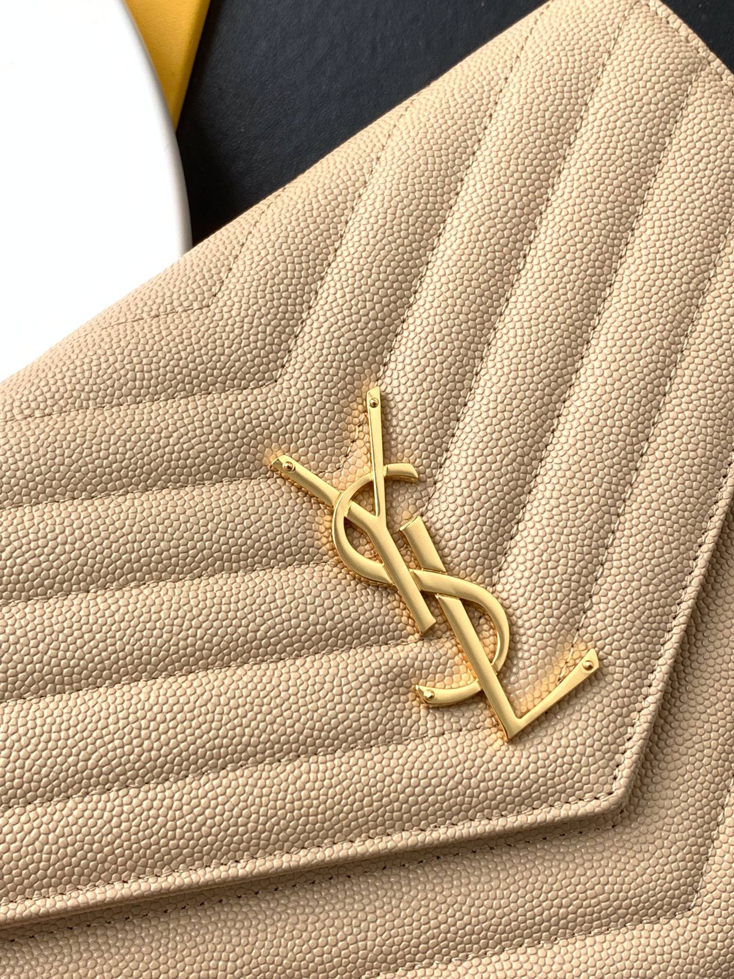 세인트로랑 모노그램 엔벨로프 클러치백 베이지 금장 (21cm)