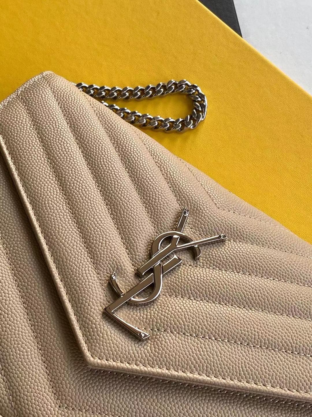 세인트로랑 YSL 로고 모노그램 체인 숄더백 베이지 (블랙은장)