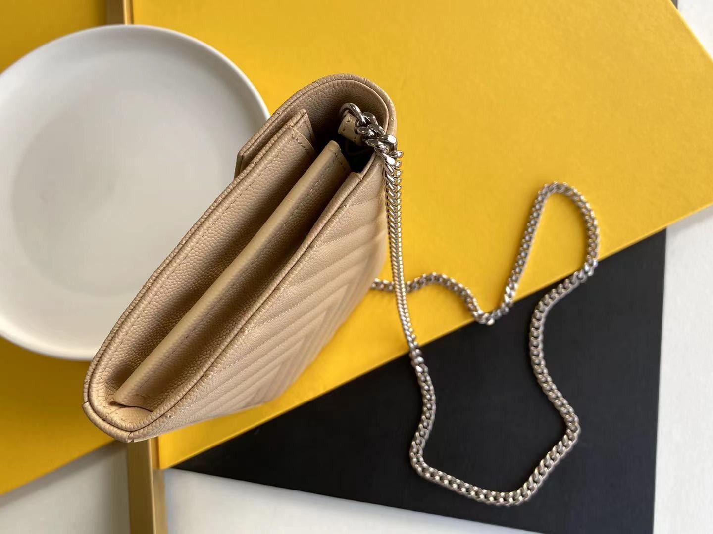 세인트로랑 YSL 로고 모노그램 체인 숄더백 베이지 (블랙은장)