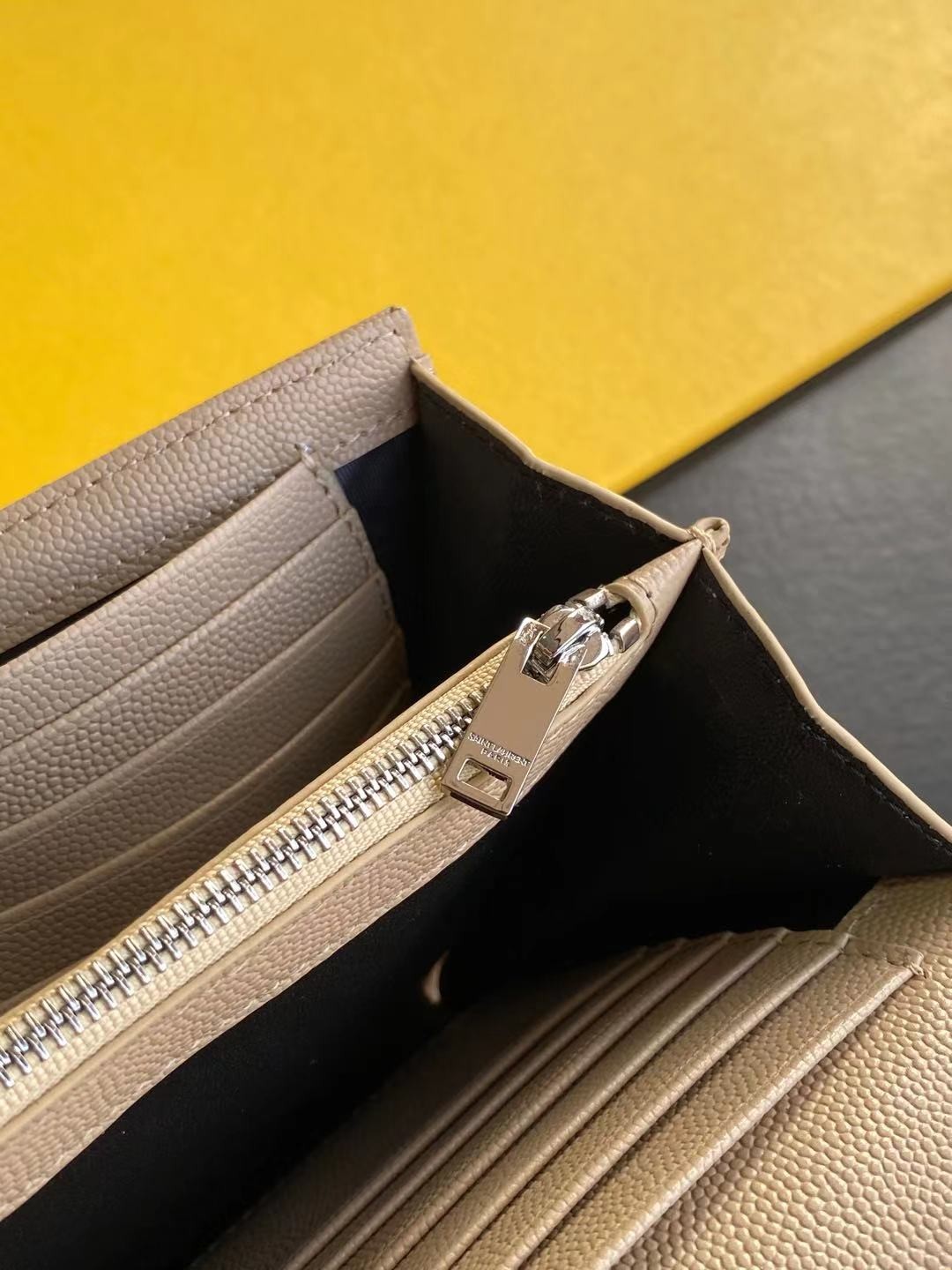 세인트로랑 YSL 로고 모노그램 체인 숄더백 베이지 (블랙은장)