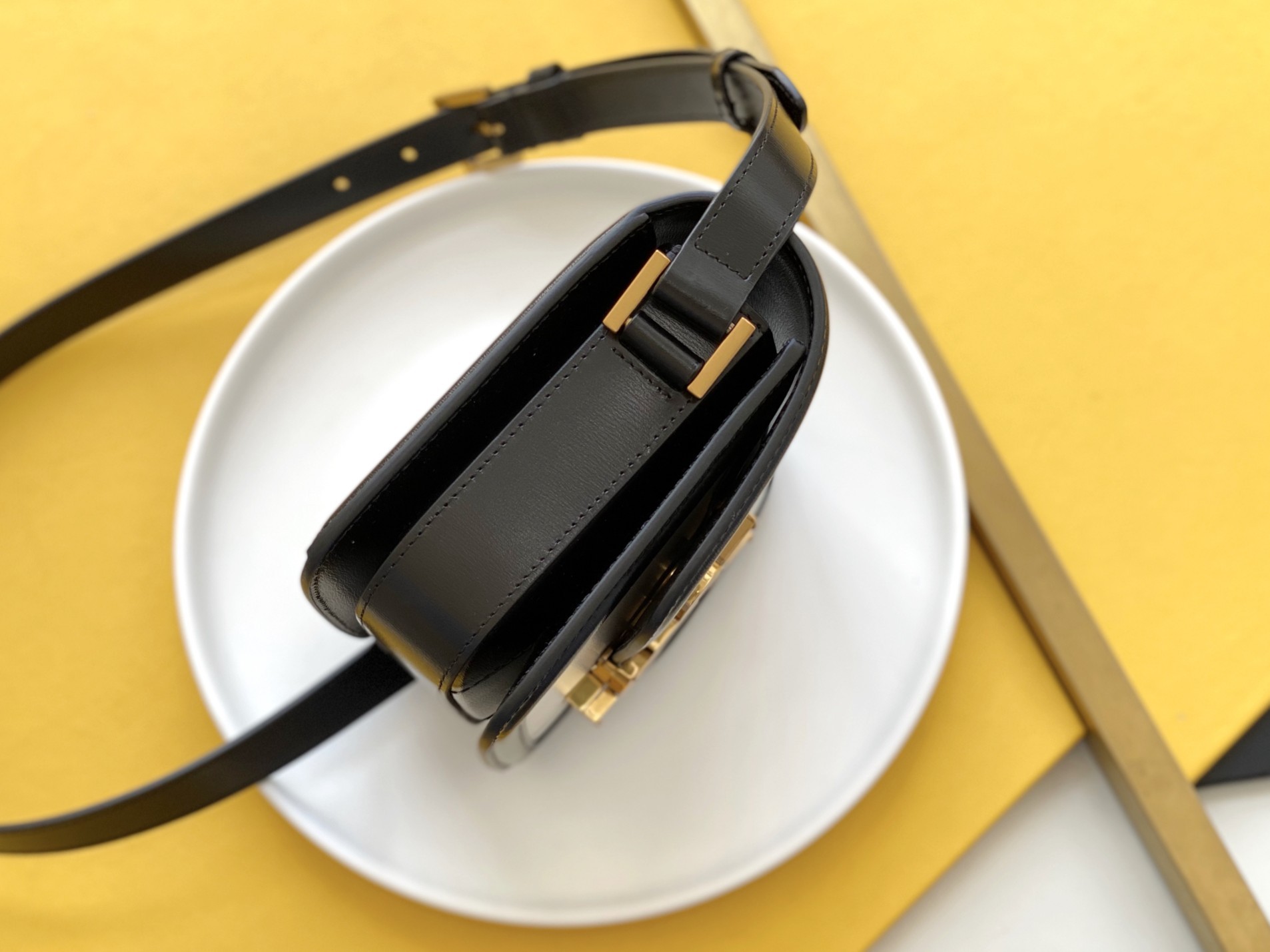 세인트로랑 YSL 솔페리노 스몰 사첼 레더 백