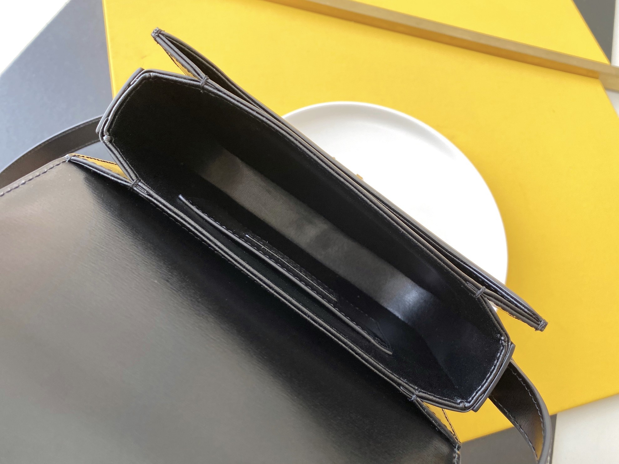 세인트로랑 YSL 솔페리노 스몰 사첼 레더 백