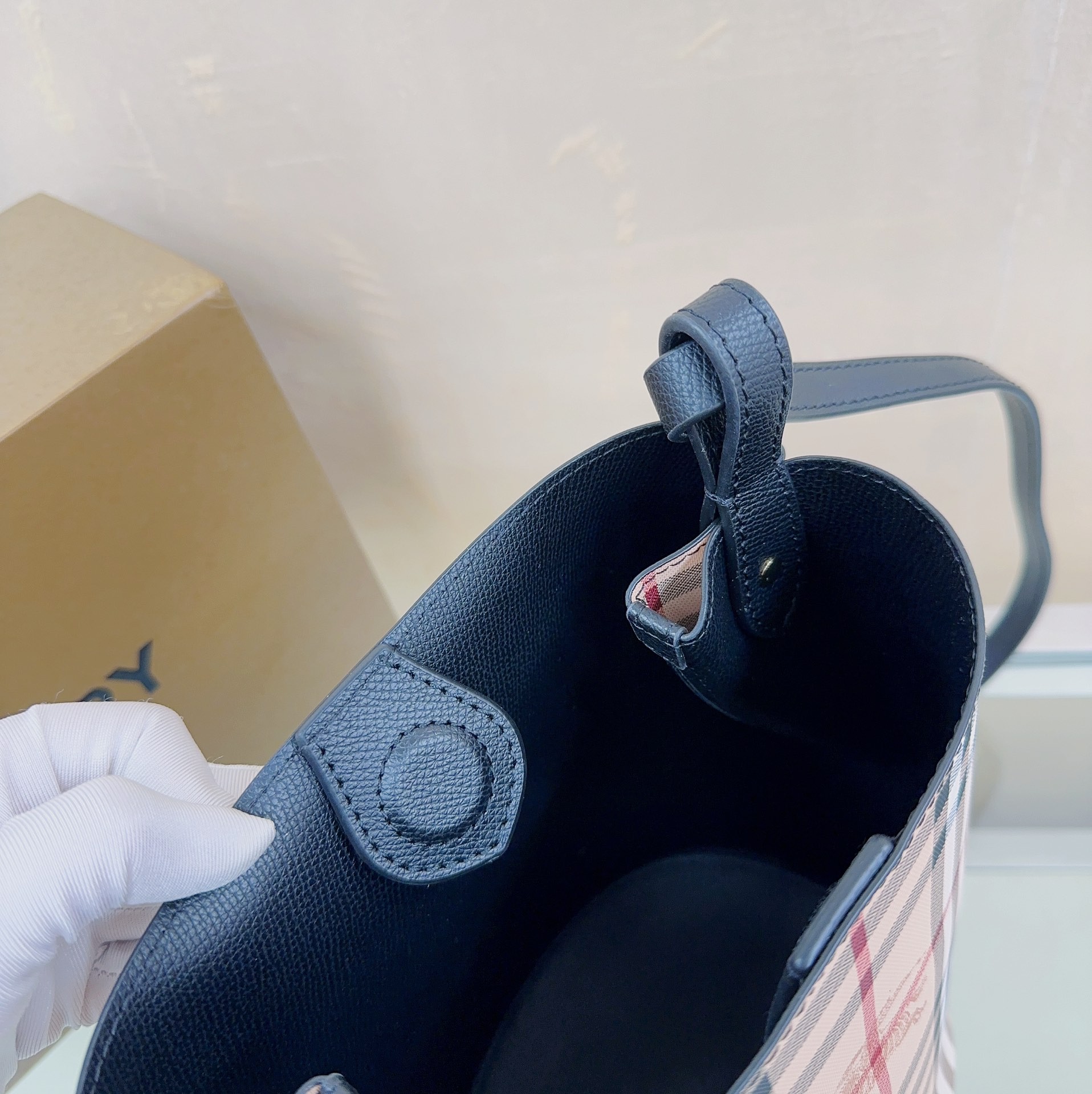 버버리 헤이마켓 론 체크 버킷백