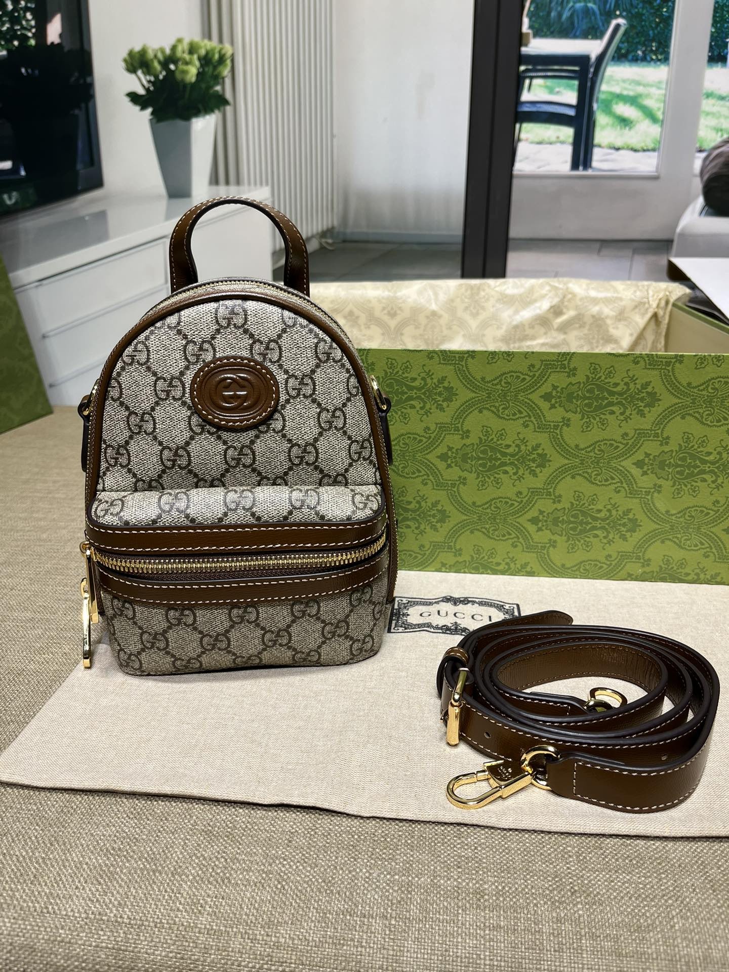 구찌 인터로킹 G 미니백 크로스백