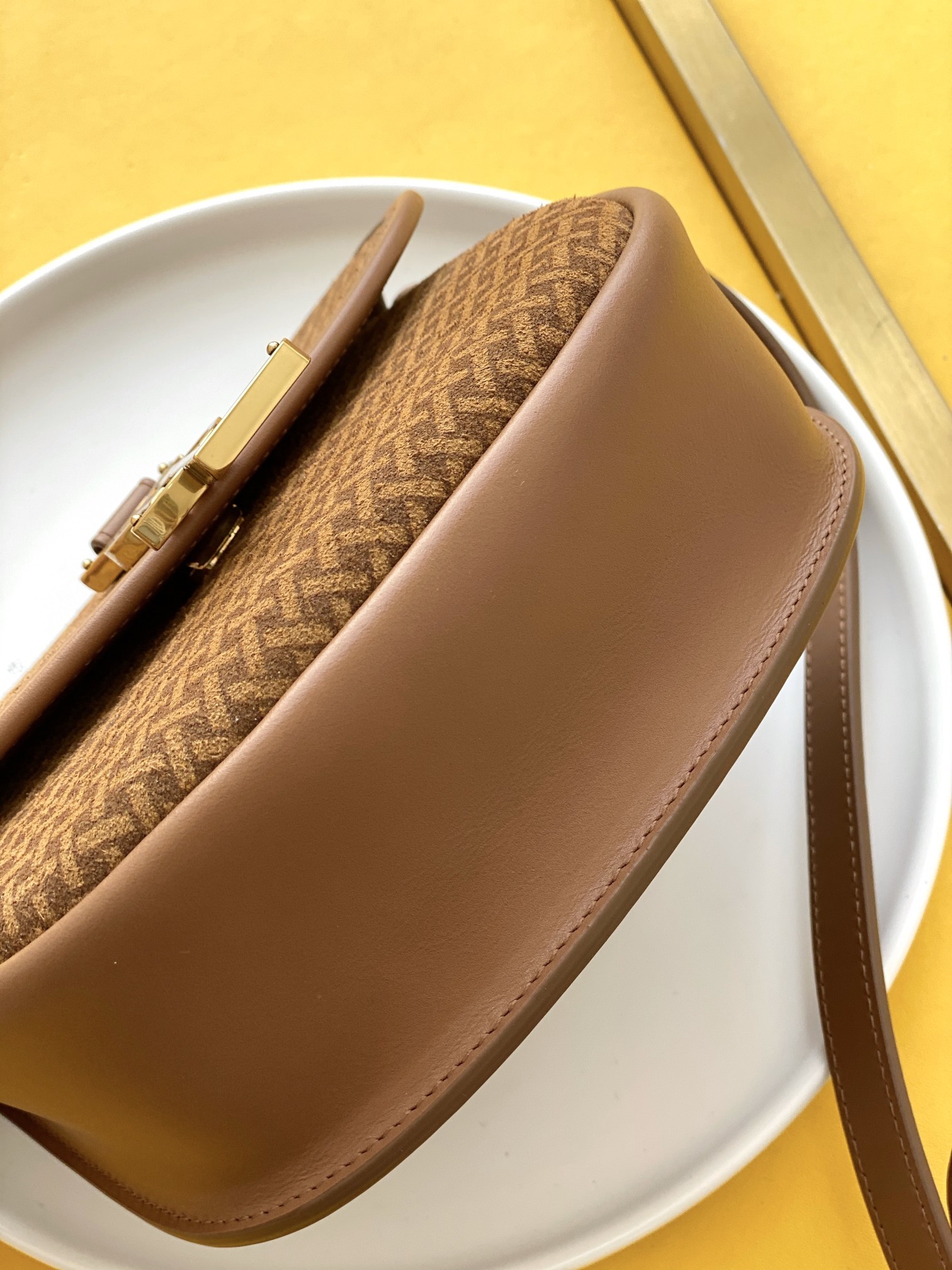 세인트로랑 YSL 카이아 스몰 사첼백