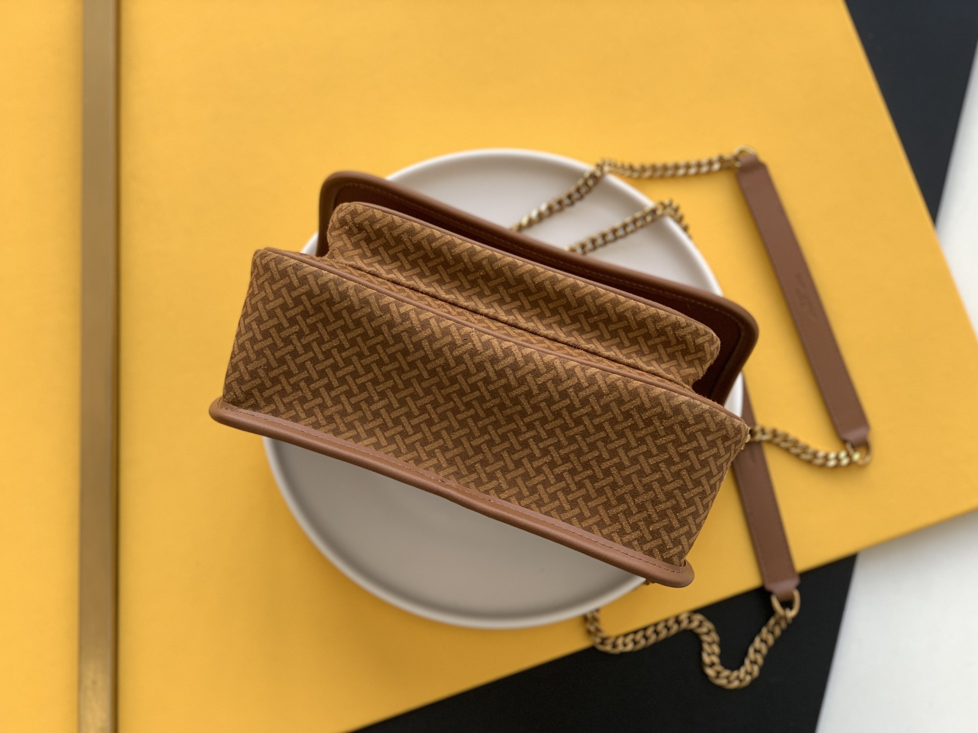 세인트로랑 YSL 니키 베이비 누벅 숄더 백