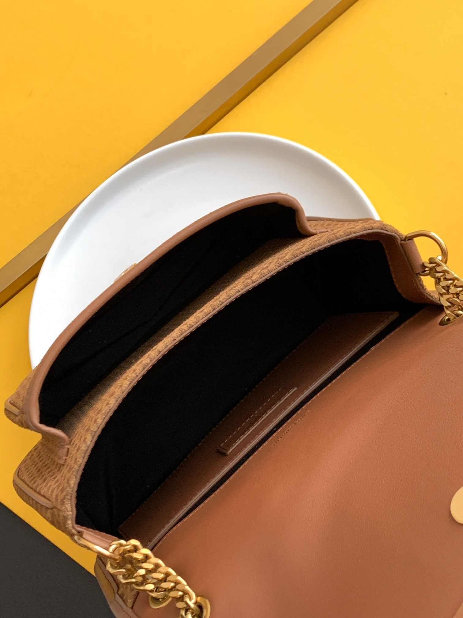 세인트로랑 YSL 니키 베이비 누벅 숄더 백