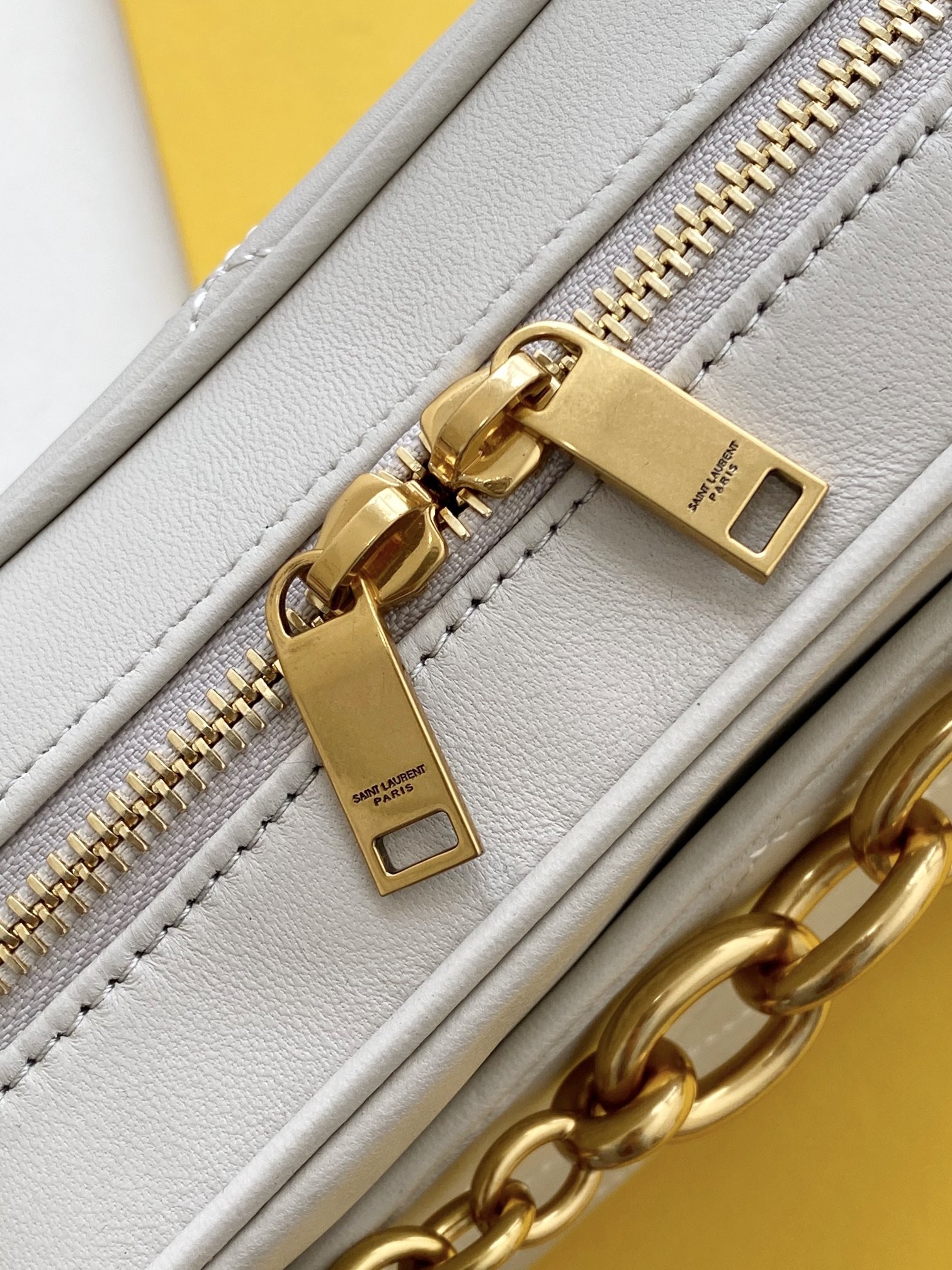 세인트로랑 르 메일론 숄더백 (화이트)