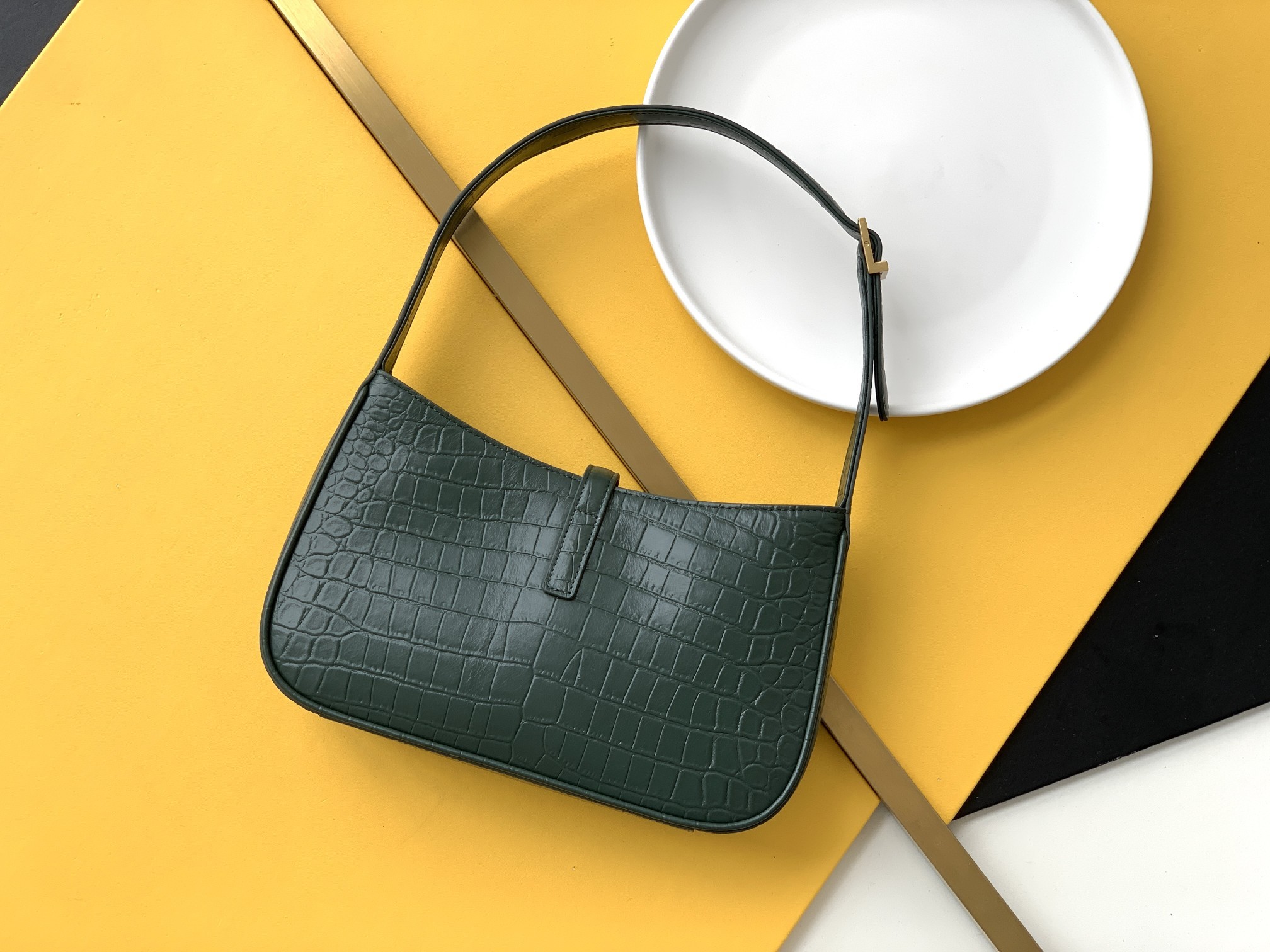 세인트로랑 LE 5A7 크로커다일 엠보스드 샤이니 레더 호보백 (다크그린)