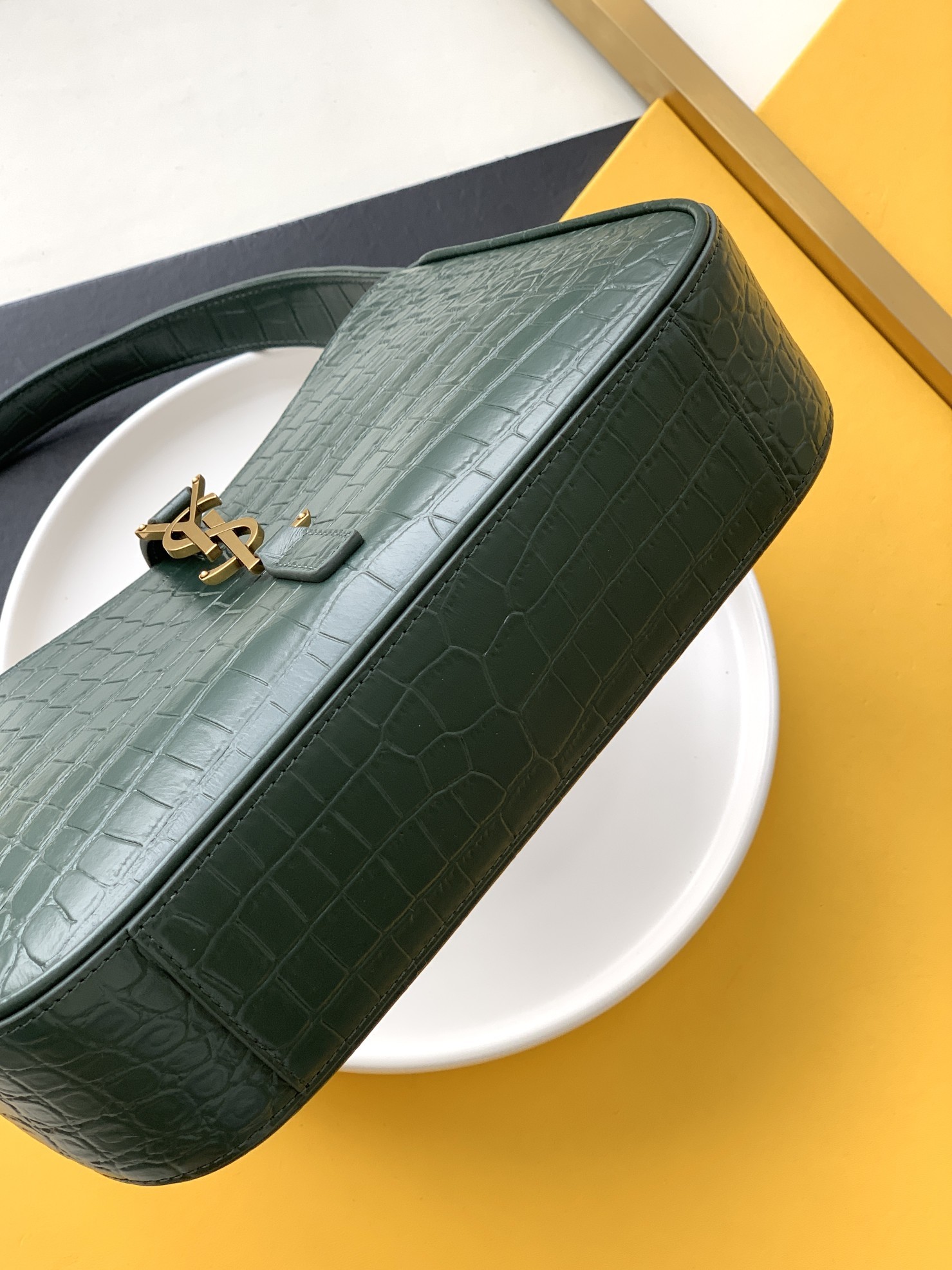 세인트로랑 LE 5A7 크로커다일 엠보스드 샤이니 레더 호보백 (다크그린)