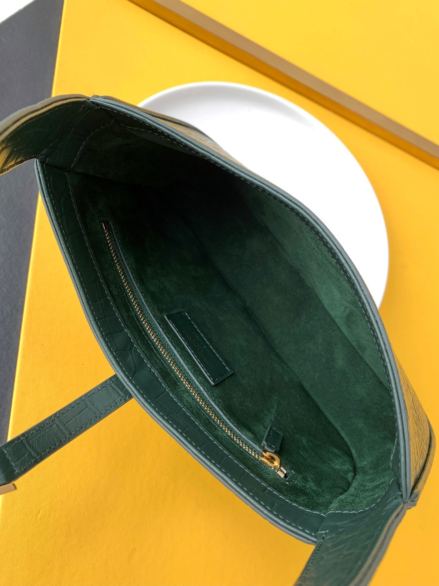 세인트로랑 LE 5A7 크로커다일 엠보스드 샤이니 레더 호보백 (다크그린)