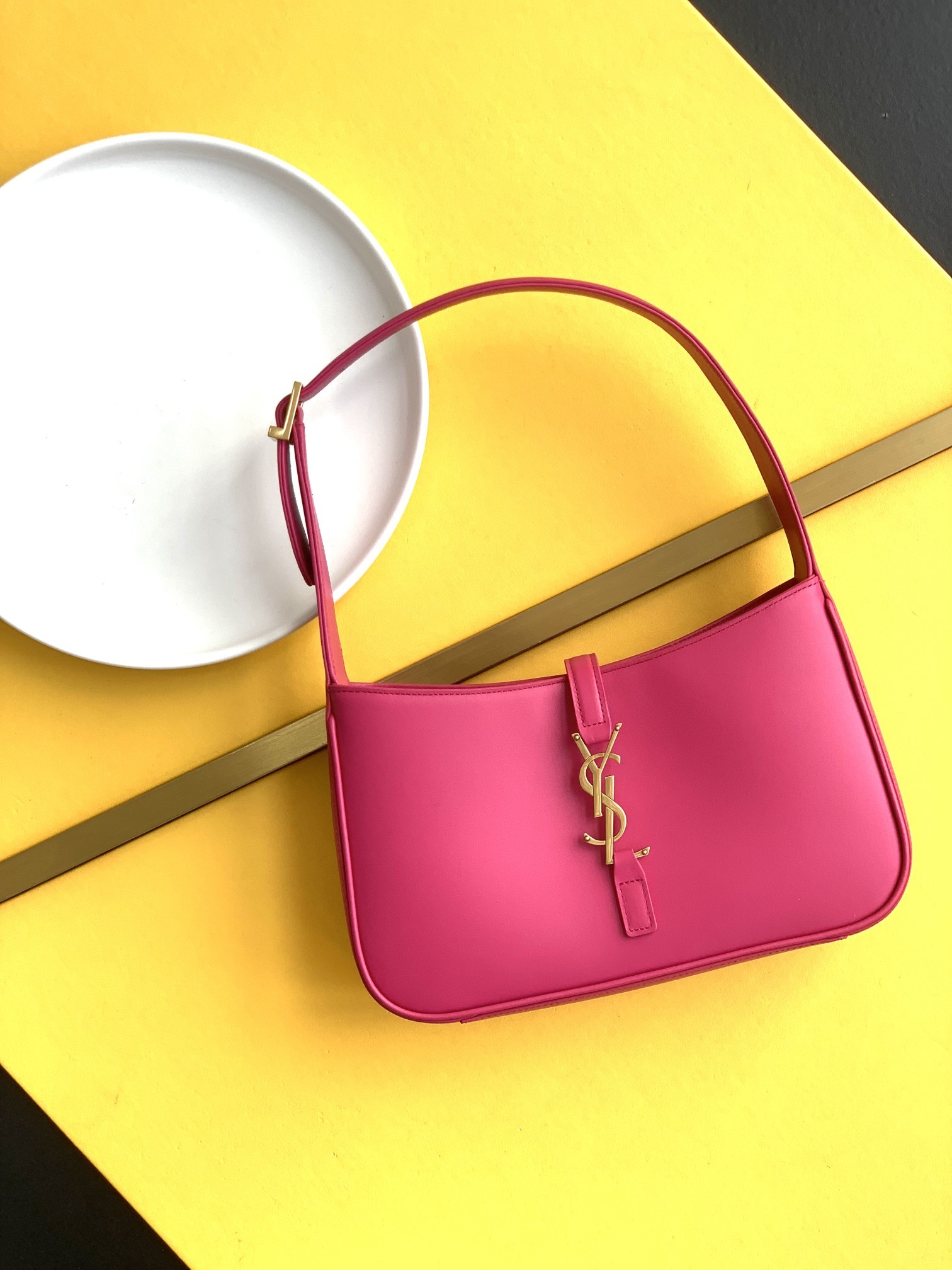 세인트로랑 스무스 레더 LE 5A7 스몰 호보백 (네온핑크)