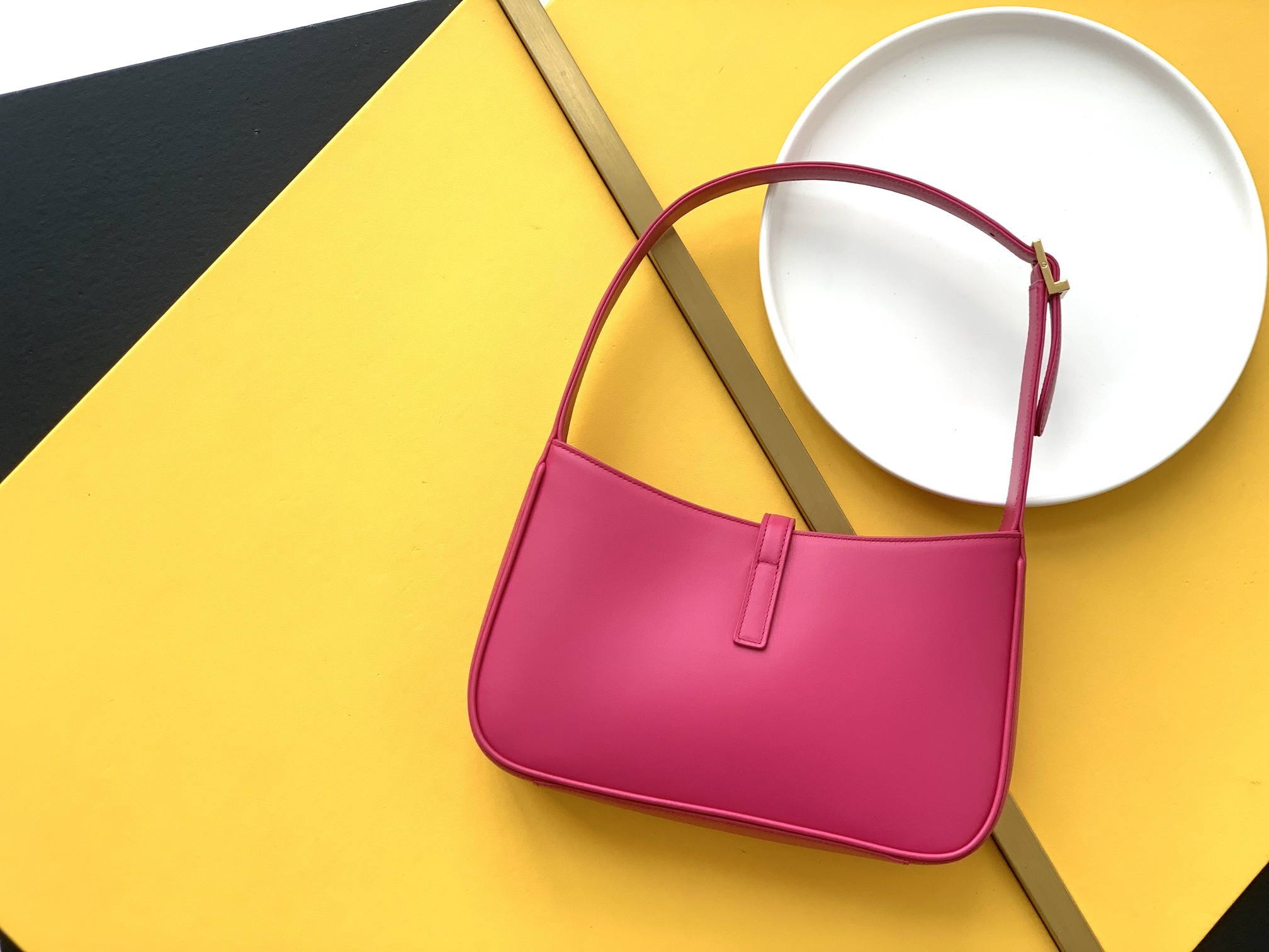 세인트로랑 스무스 레더 LE 5A7 스몰 호보백 (네온핑크)