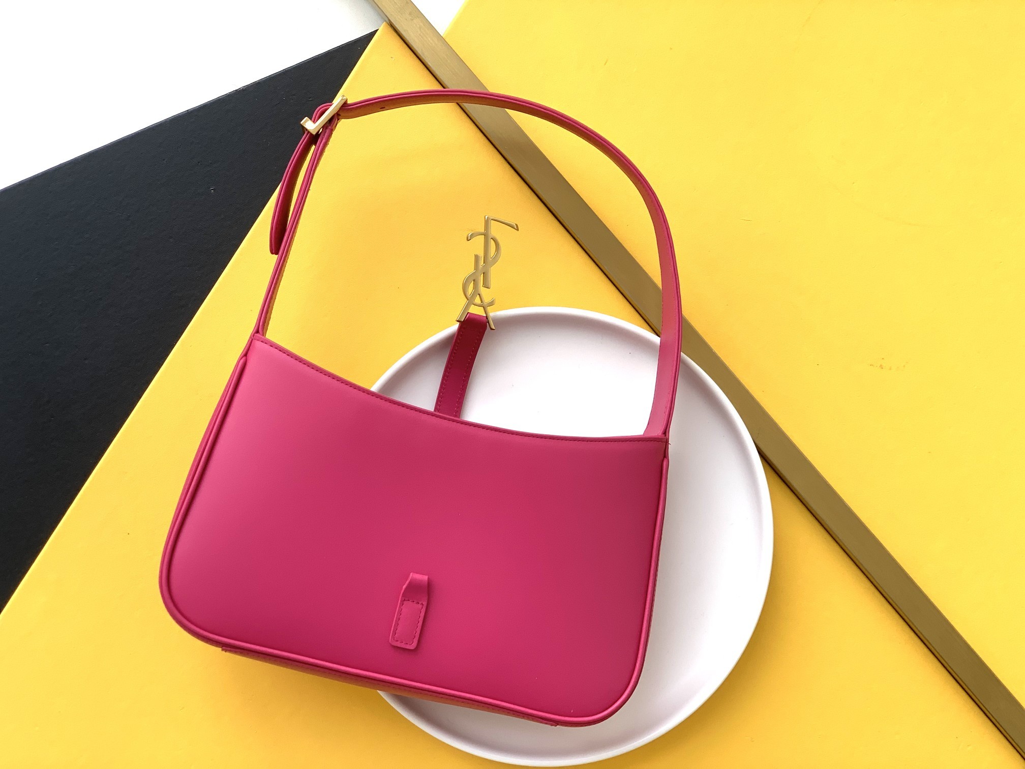 세인트로랑 스무스 레더 LE 5A7 스몰 호보백 (네온핑크)