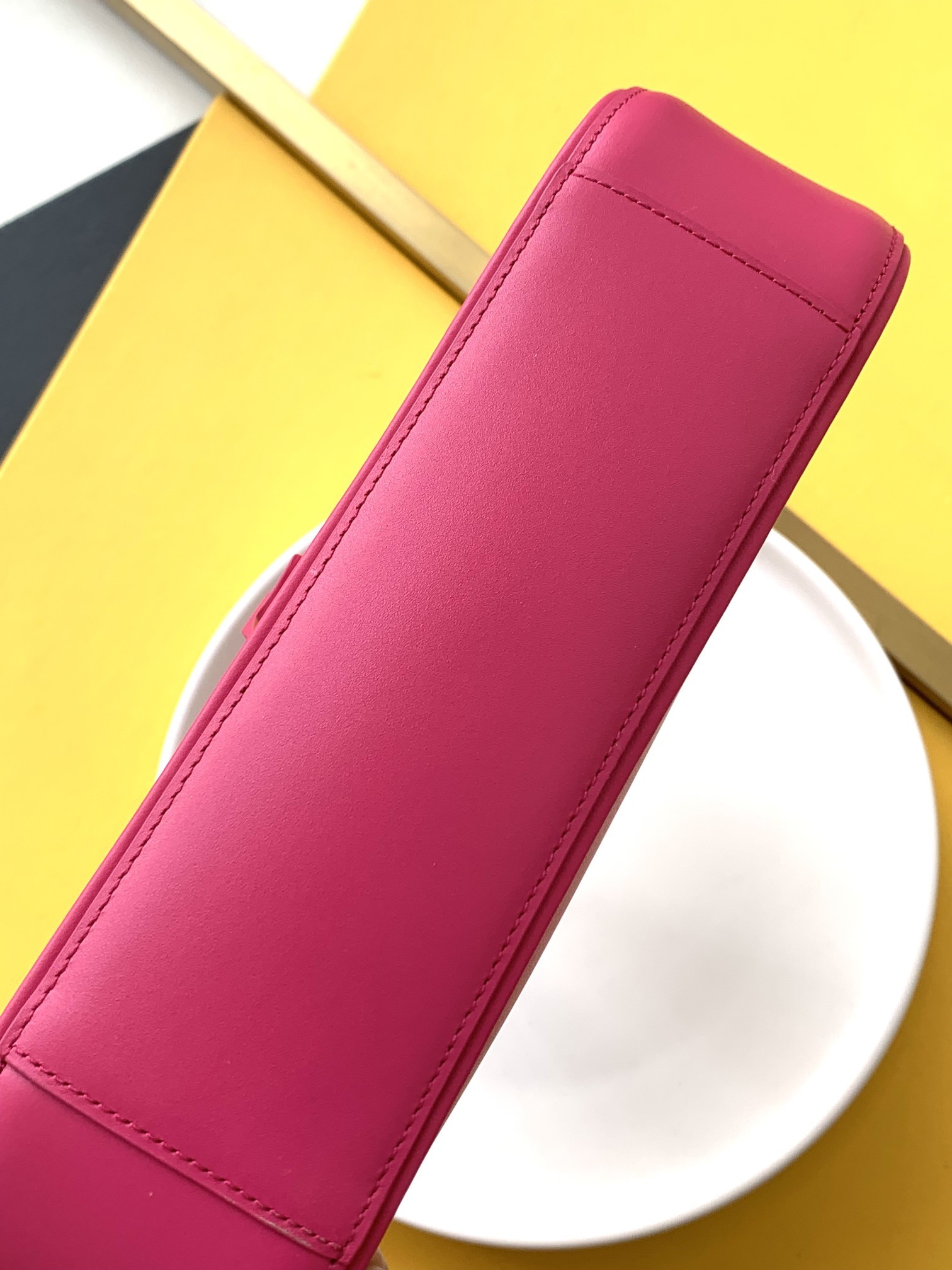 세인트로랑 스무스 레더 LE 5A7 스몰 호보백 (네온핑크)