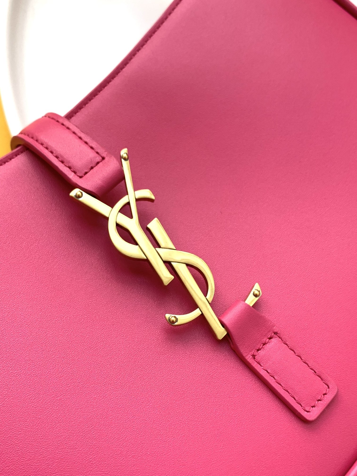 세인트로랑 스무스 레더 LE 5A7 스몰 호보백 (네온핑크)