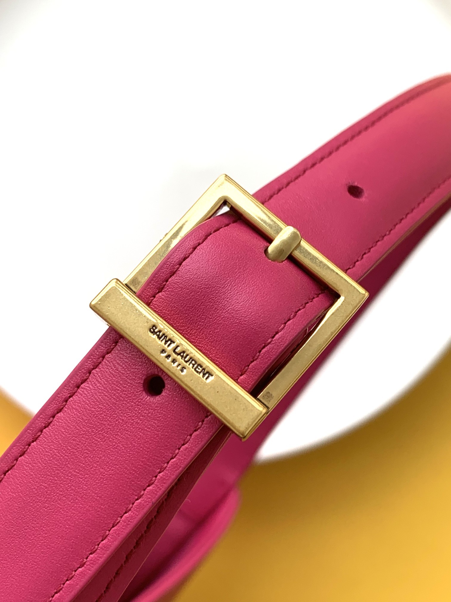 세인트로랑 스무스 레더 LE 5A7 스몰 호보백 (네온핑크)