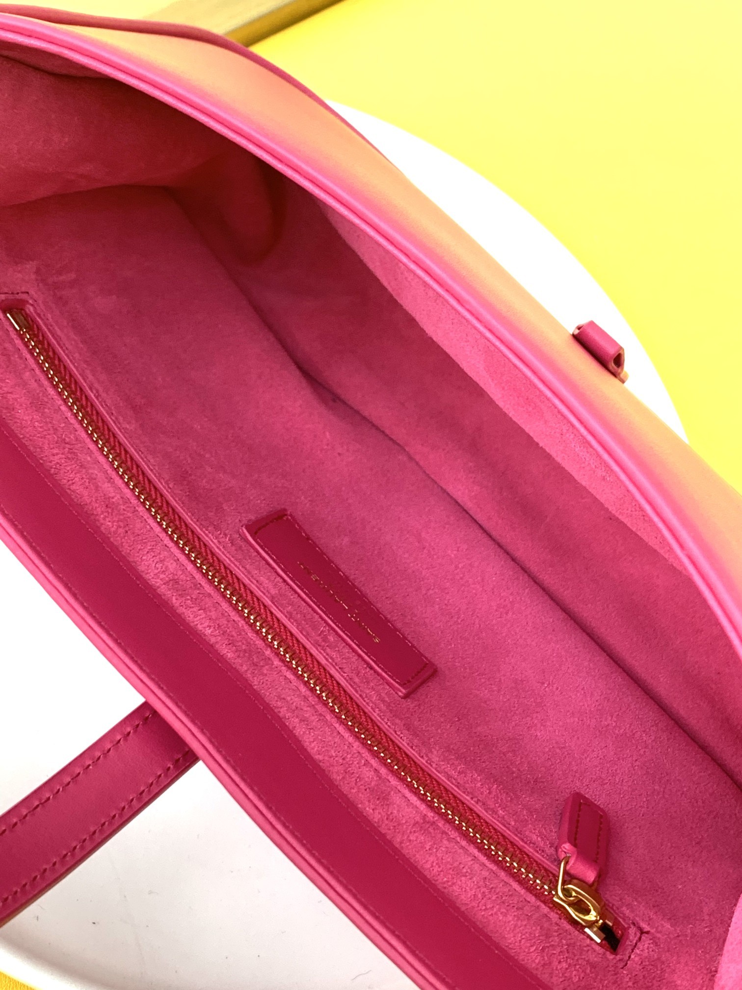 세인트로랑 스무스 레더 LE 5A7 스몰 호보백 (네온핑크)