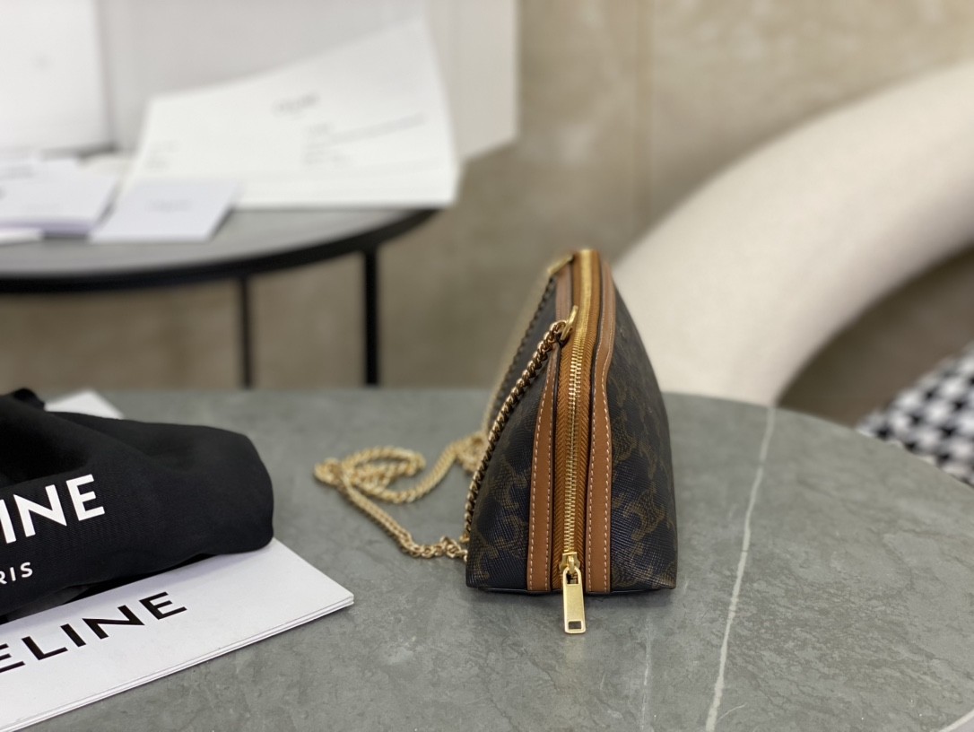 [CELINE-셀린느]   체인 클러치 - 트리옹프 캔버스 & 램스킨 탠 [백경]