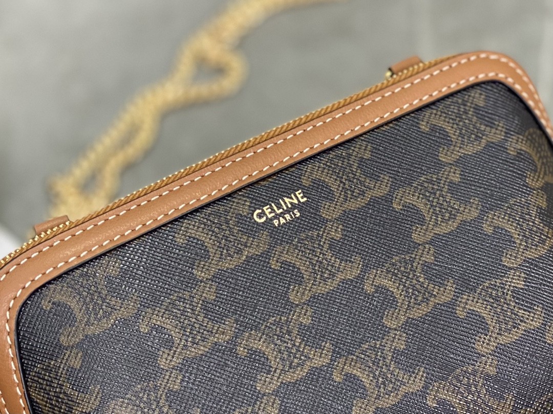 [CELINE-셀린느]   체인 클러치 - 트리옹프 캔버스 & 램스킨 탠 [백경]