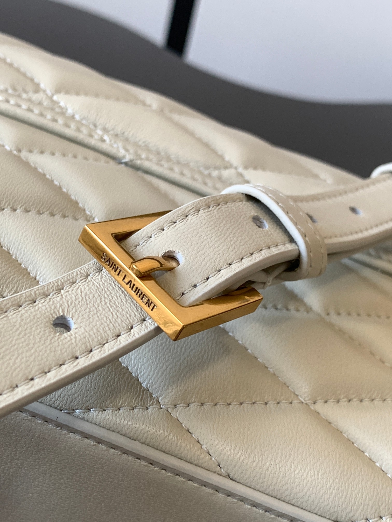 세인트로랑 퀼팅 레더 버킷백