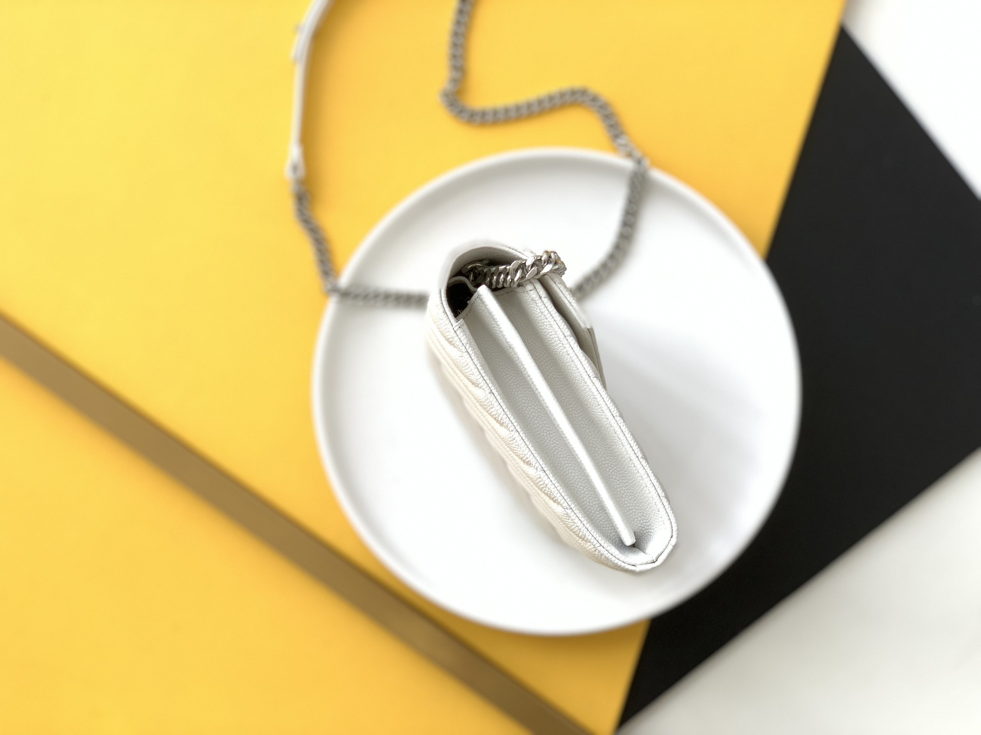 세인트로랑 모노그램 체인 숄더백 화이트 은장 (22.5cm)