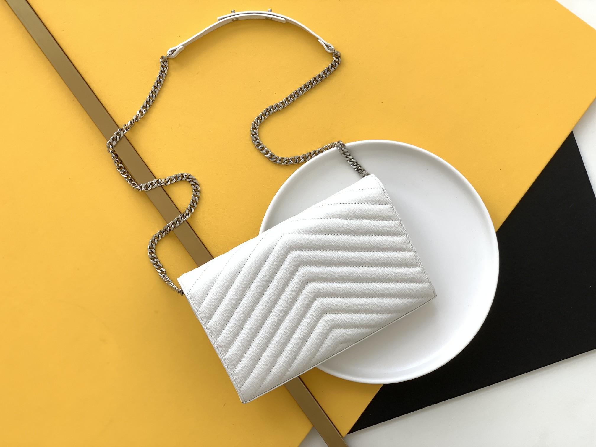 세인트로랑 모노그램 체인 숄더백 화이트 은장 (22.5cm)