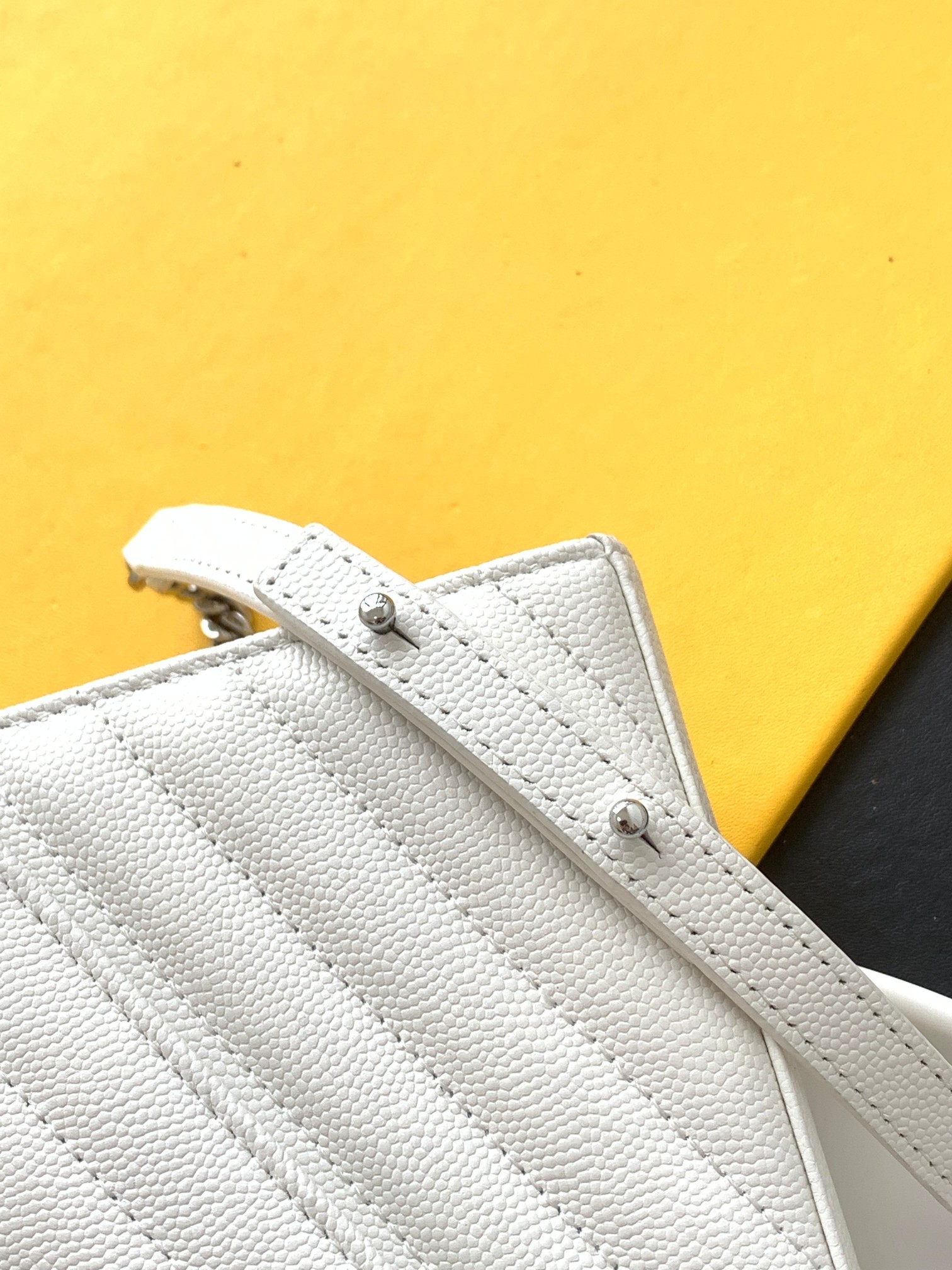 세인트로랑 모노그램 체인 숄더백 화이트 은장 (22.5cm)