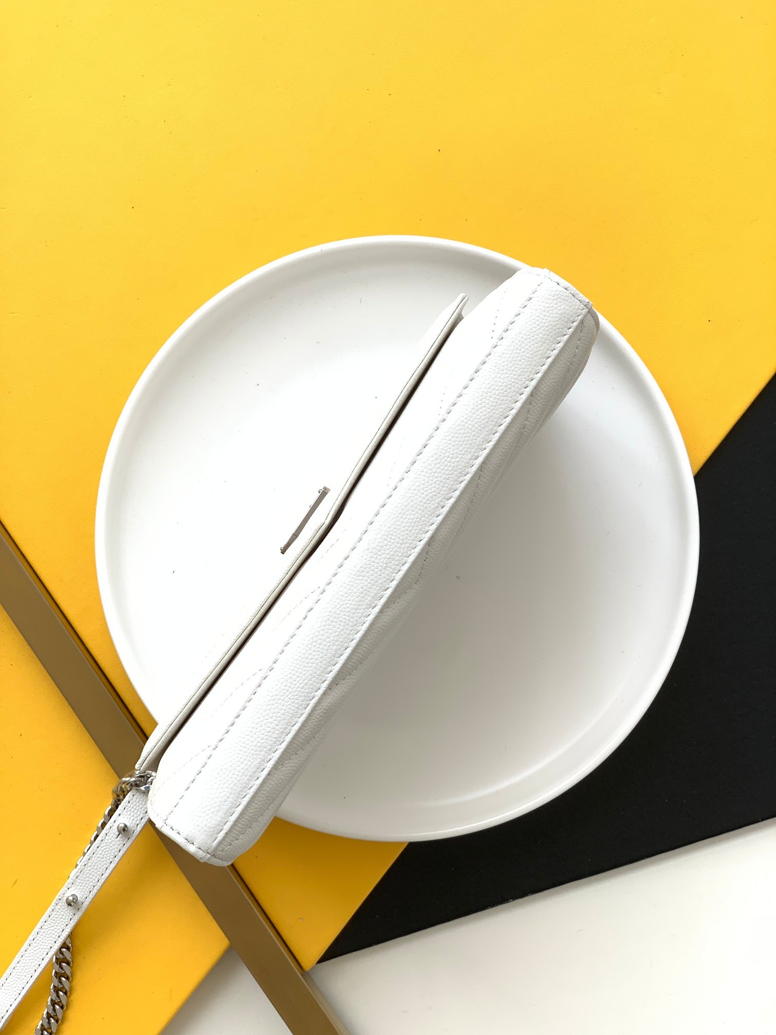 세인트로랑 모노그램 체인 숄더백 화이트 은장 (22.5cm)