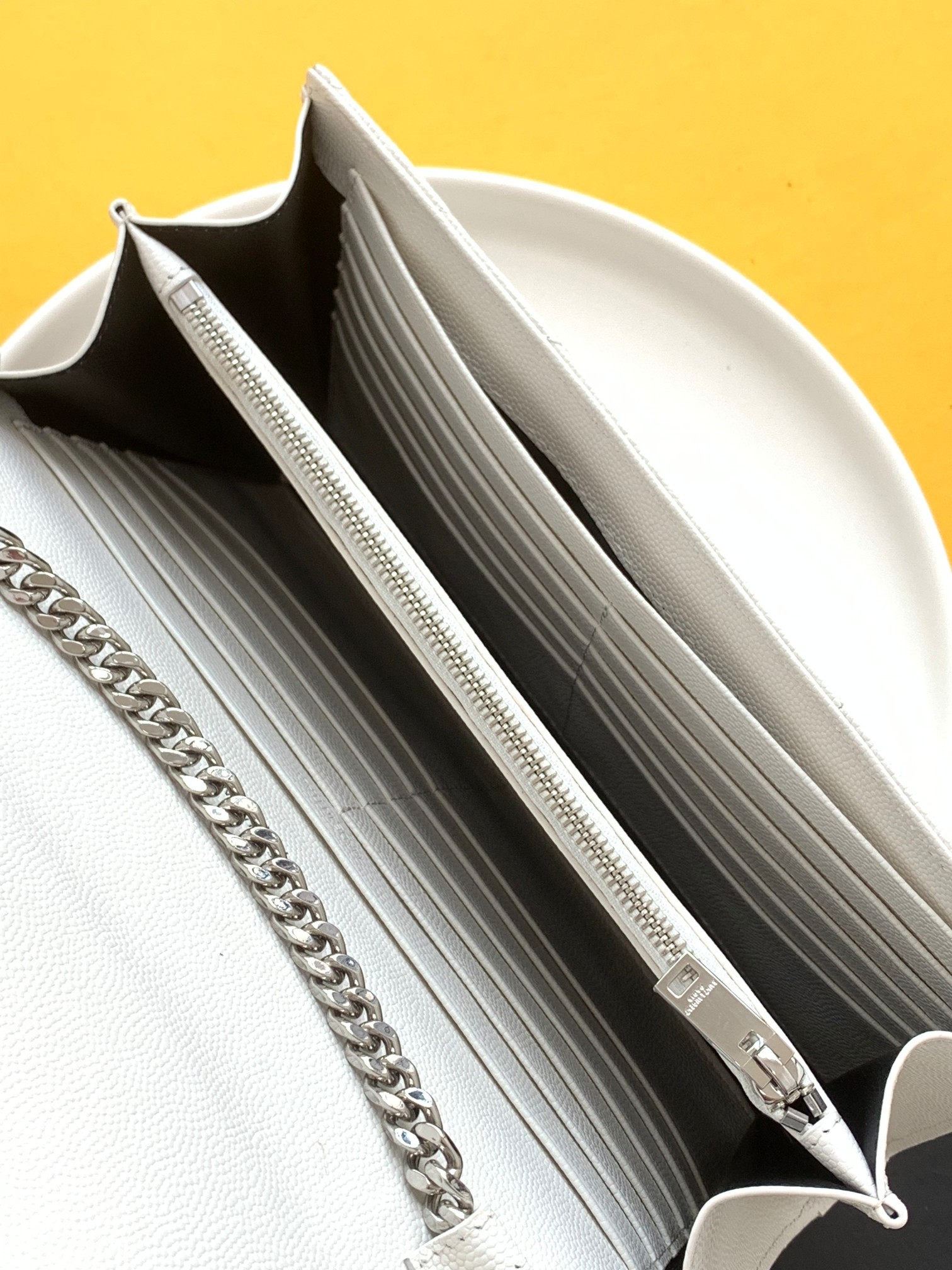 세인트로랑 모노그램 체인 숄더백 화이트 은장 (22.5cm)