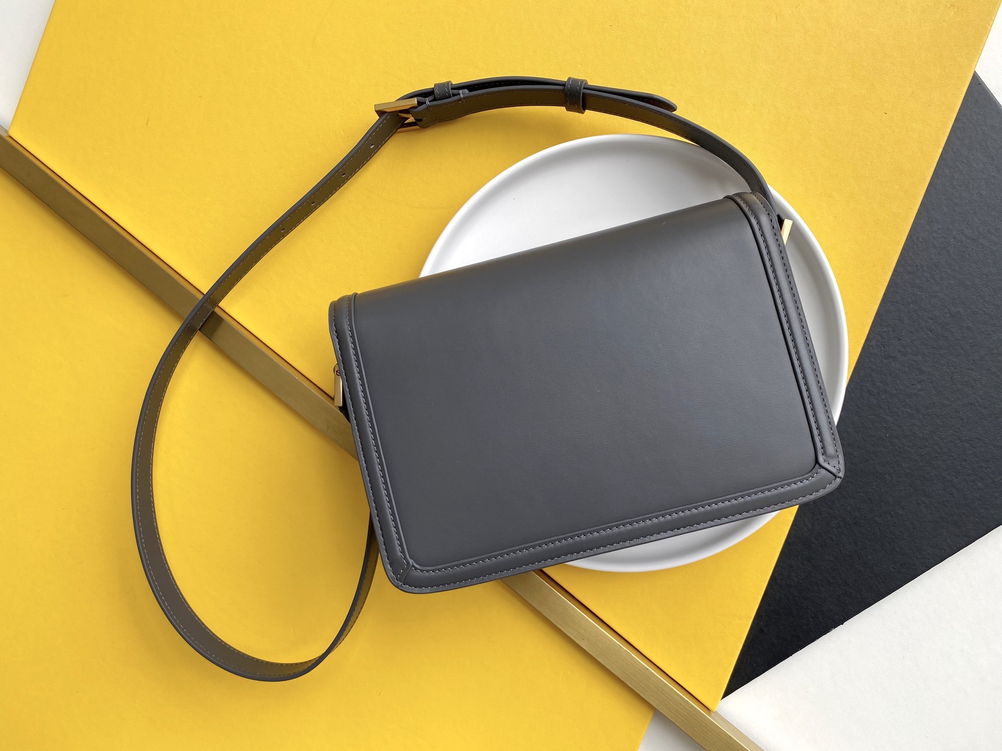 세인트로랑 YSL 솔페리노 미듐 레더 숄더백