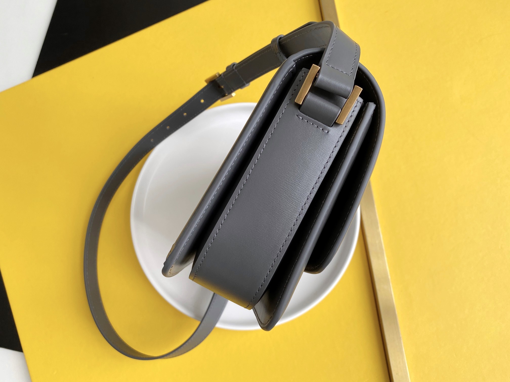 세인트로랑 YSL 솔페리노 미듐 레더 숄더백