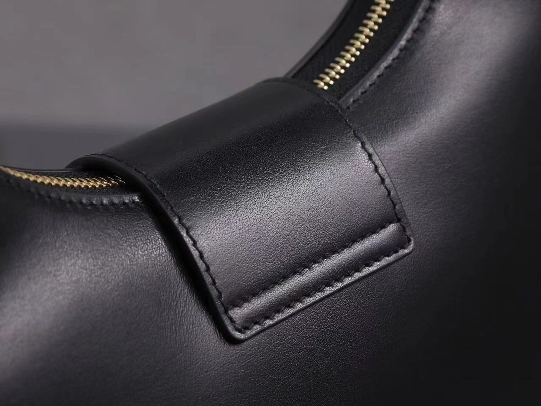 [CELINE-셀린느] 미디엄  아바 트리옹프백 - 부드러운 카프스킨 블랙